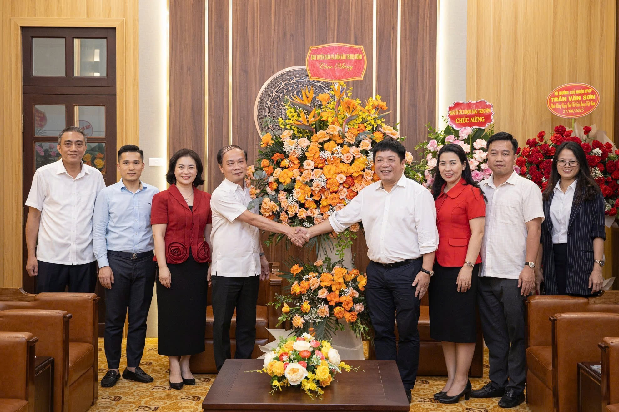 El miembro del Comité Central del Partido y subjefe de su Comisión de Propaganda y Movilización de Masas, Pham Tat Thang, transmite al personal de Nhan Dan sus felicitaciones y las de Nguyen Trong Nghia, miembro del Buró Político del Comité Central del Partido y jefe de dicha comisión, por la fecha.