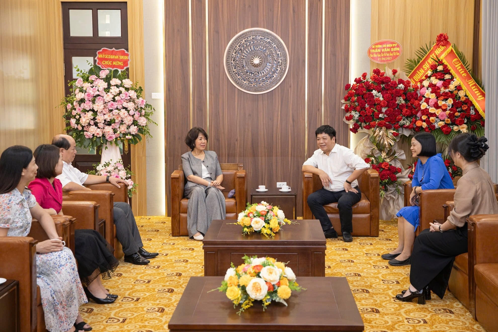 Escena de la reunión entre la compañera Nguyen Thi Hoang Van y el redactor subjefe de Nhan Dan Que Dinh Nguyen.