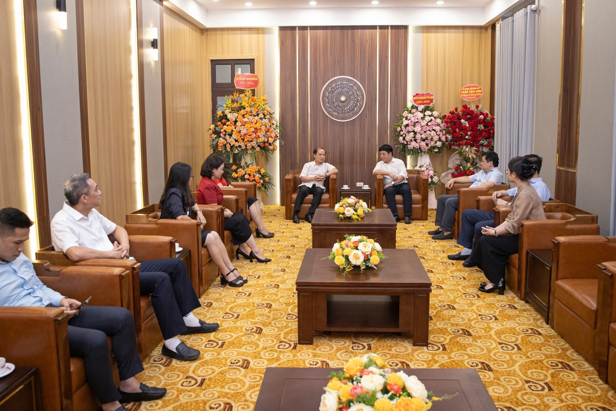 El funcionario atribuye los éxitos de Nhan Dan al enérgico apoyo de los dirigentes del Partido y del Estado, incluida la Comisión de Propaganda y Movilización de Masas, y expresa el deseo de que el periódico siga recibiendo ese respaldo para cosechar más frutos en su trabajo mediático.