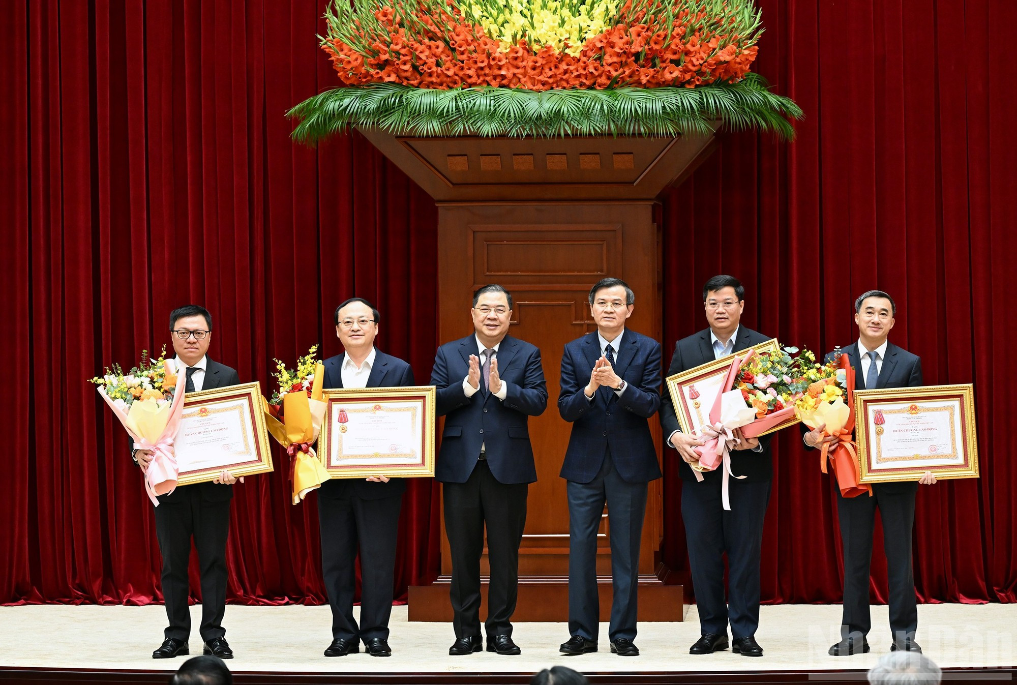 El jefe de la Oficina del PCV, Pham Gia Tuc, y el director de la Academia Nacional de Política Ho Chi Minh, Doan Minh Huan, entregan la Orden del Trabajo de Tercera Clase a las agencias con aportes excepcionales a la labor de asesoría, organización y servicio durante el XIV Congreso Nacional del Partido.