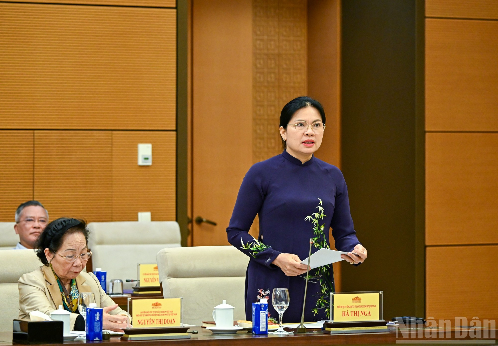 La vicepresidenta y secretaria general del Comité Central del Frente de la Patria de Vietnam, Ha Thi Nga, presenta un informe.