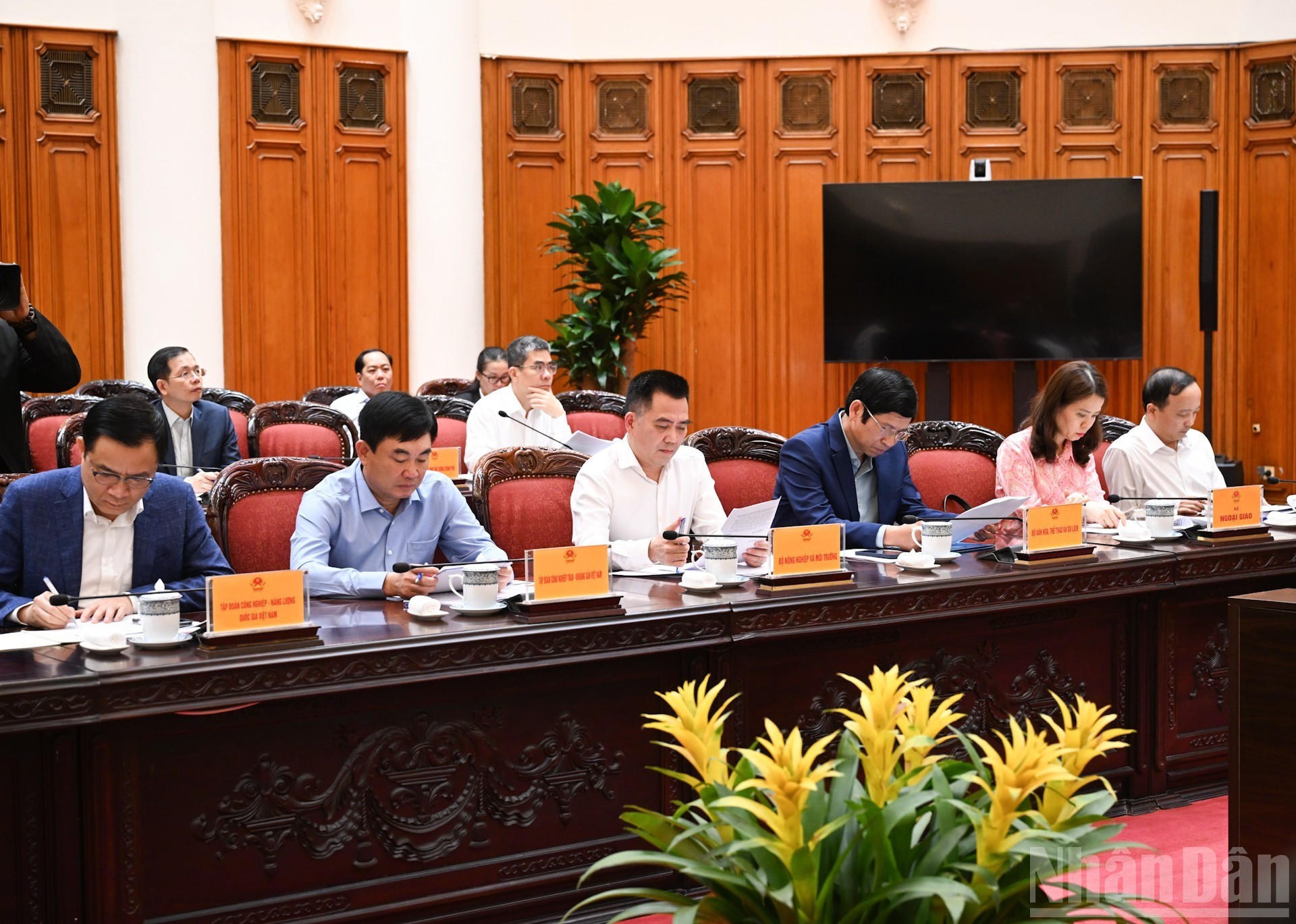 Representantes de ministerios, departamentos y sectores.