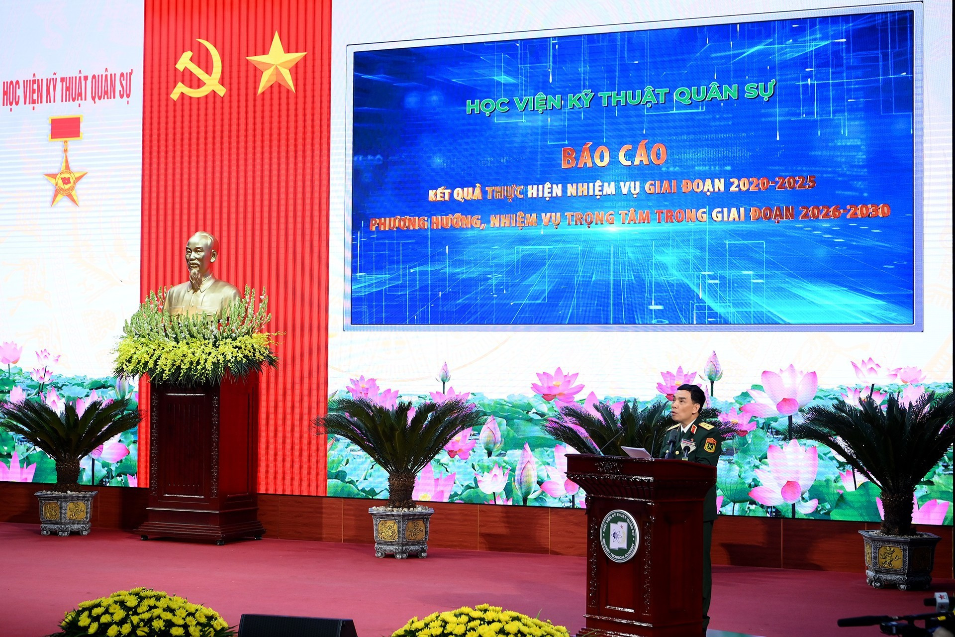 El general de división Le Minh Thai, director de la Academia Técnica Militar, presenta un informe.