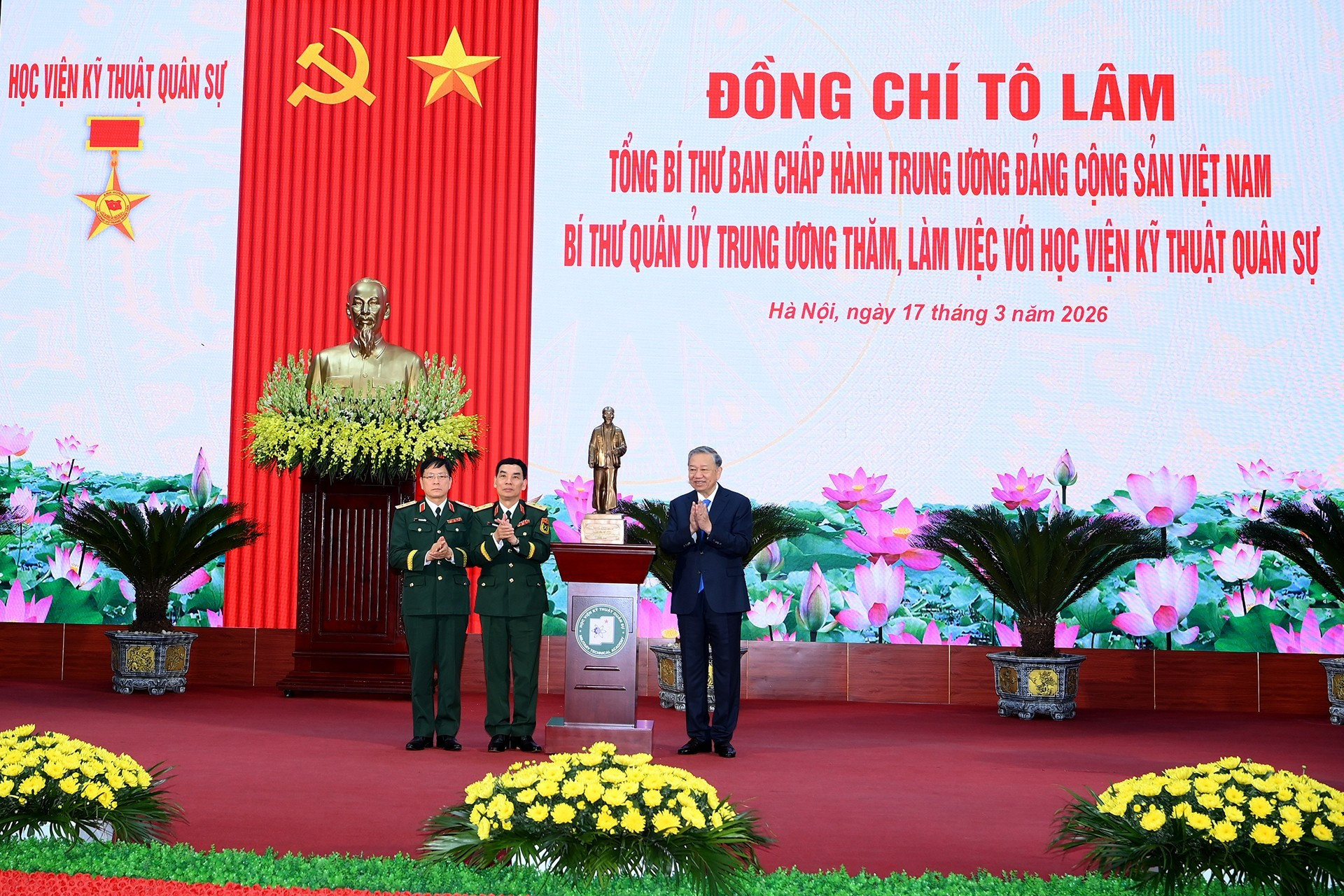 El secretario general To Lam entrega una estatuilla del Presidente Ho Chi Minh a la institución.