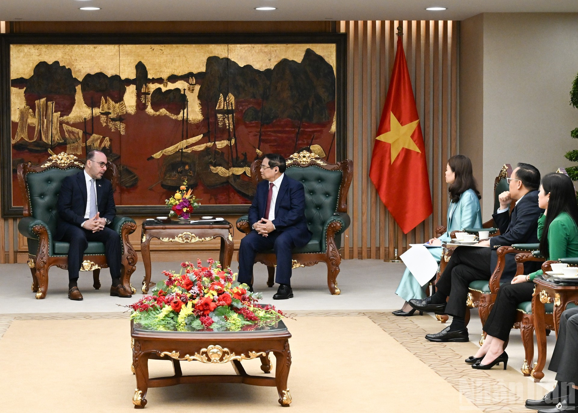 El jefe de Gobierno, junto con representantes de ministerios y sectores vietnamitas.