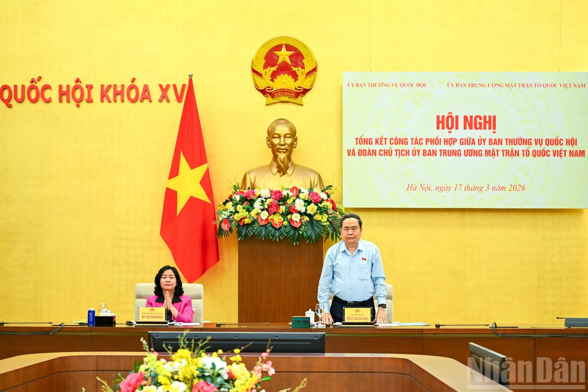 El presidente de la Asamblea Nacional, Tran Thanh Man, y la titular del Comité Central del Frente de la Patria de Vietnam, Bui Thi Minh Hoai, conducen la conferencia.