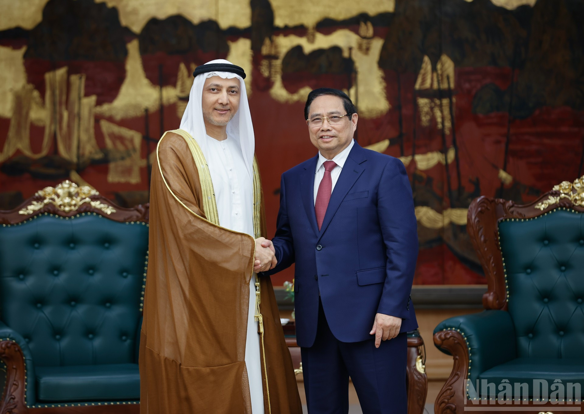 El primer ministro de Vietnam, Pham Minh Chinh, y el embajador de los Emiratos Árabes Unidos en el país, Bader Almatrooshi.