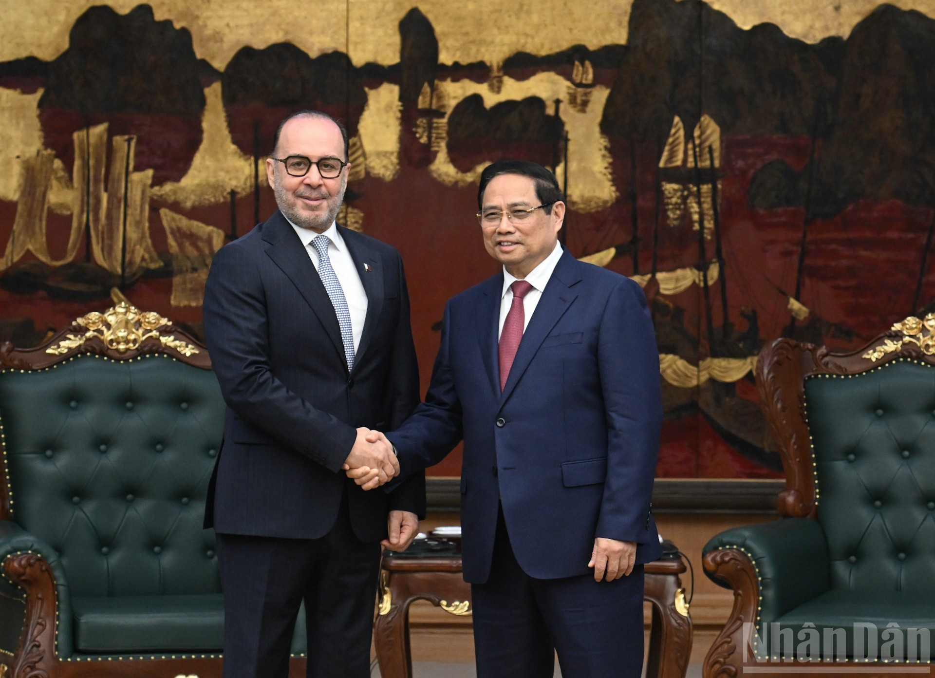 El primer ministro de Vietnam, Pham Minh Chinh (derecha), y el embajador de Catar en el país, Khalid Ali Abdullah Abel.