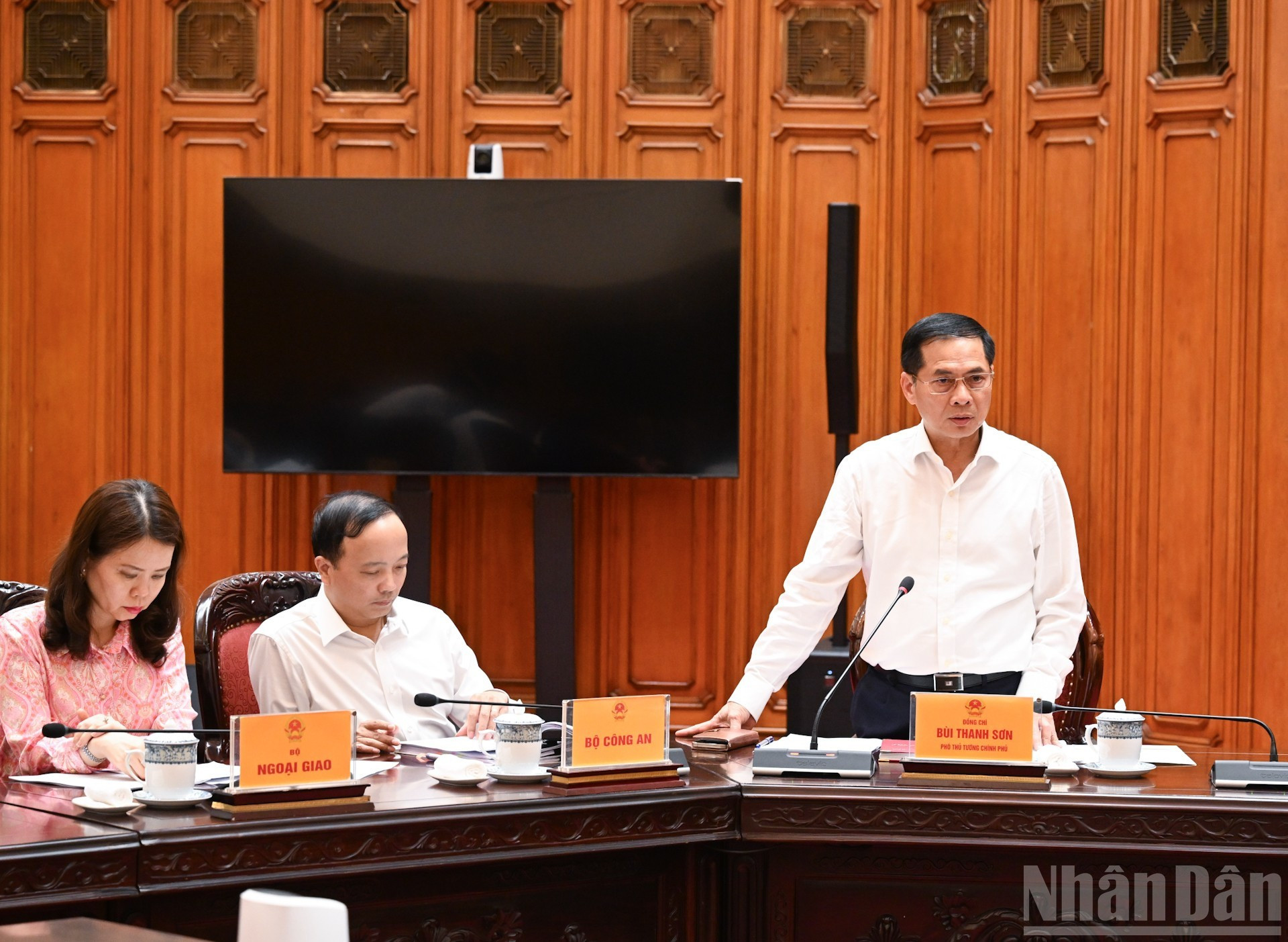 El viceprimer ministro Bui Thanh Son, jefe del Grupo, tiene la palabra.