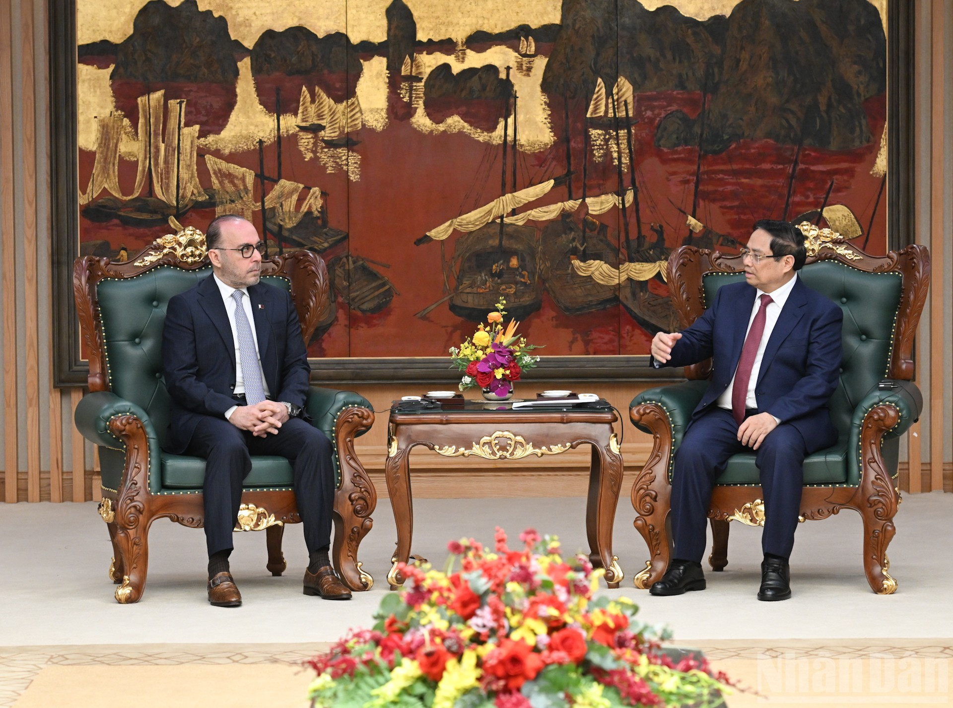 Escena de la reunión entre el primer ministro de Vietnam, Pham Minh Chinh, y el embajador de Catar en el país, Khalid Ali Abdullah Abel.