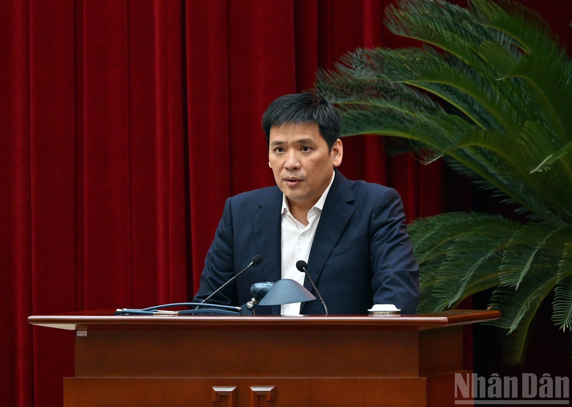 El subjefe de la Comisión de Organización del Comité Central del PCV Nguyen Thanh Binh presenta una ponencia.