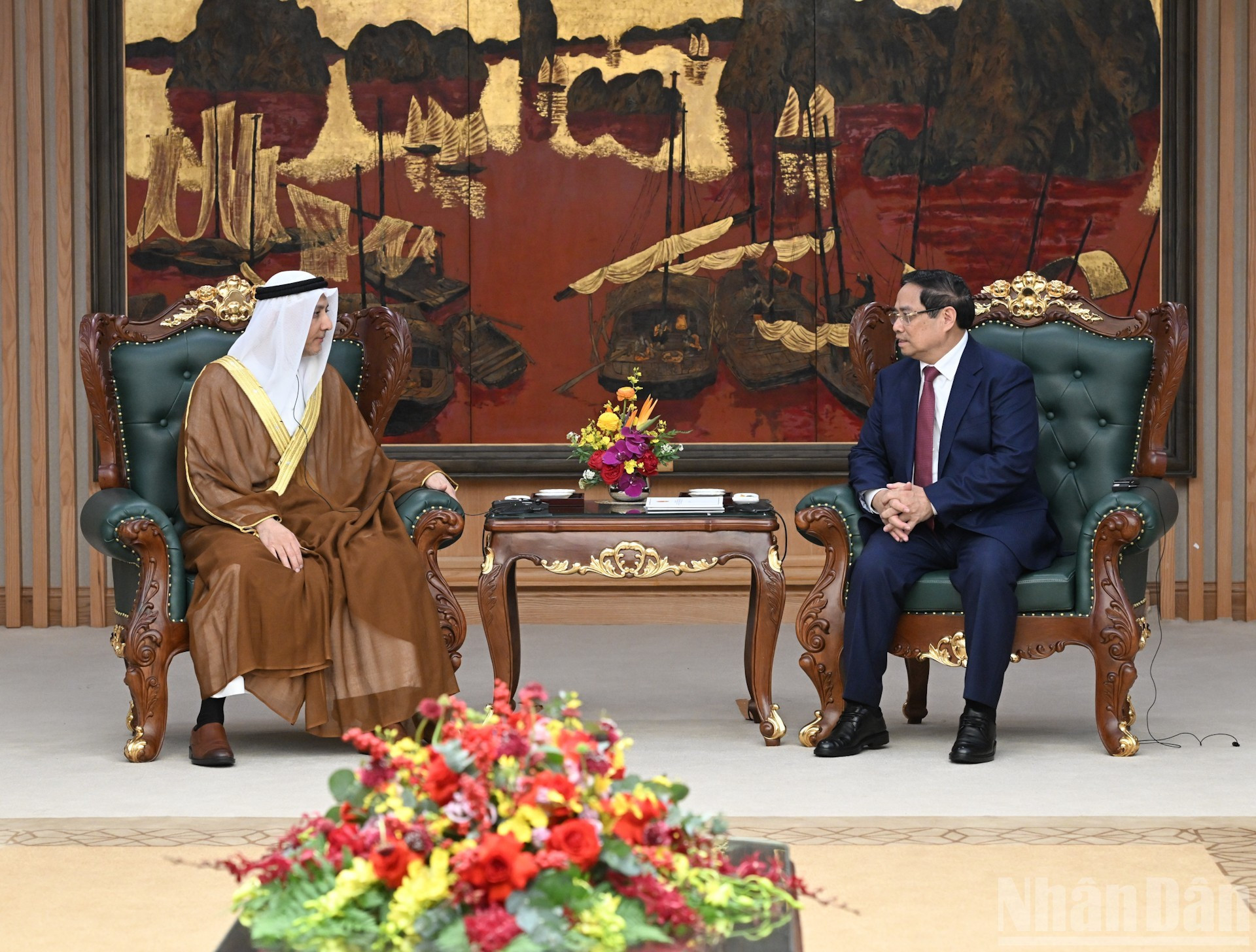 Escena de la reunión entre el premier Pham Minh Chinh y el embajador Bader Almatrooshi.