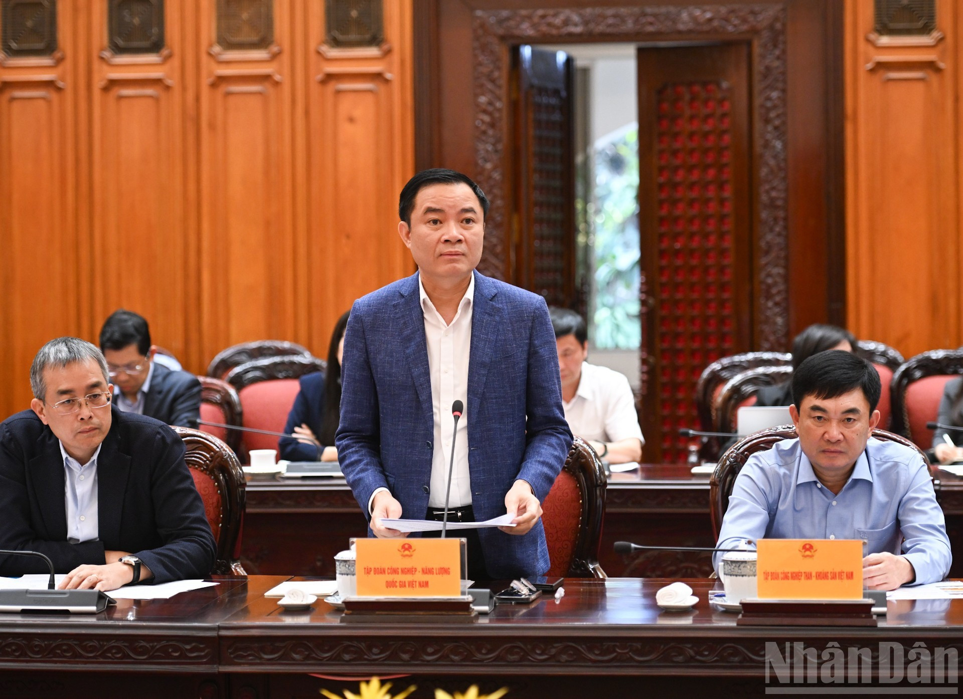 El presidente del Consejo de Miembros del Grupo Nacional de Industria y Energía de Vietnam, Le Ngoc Son, habla en la sesión.