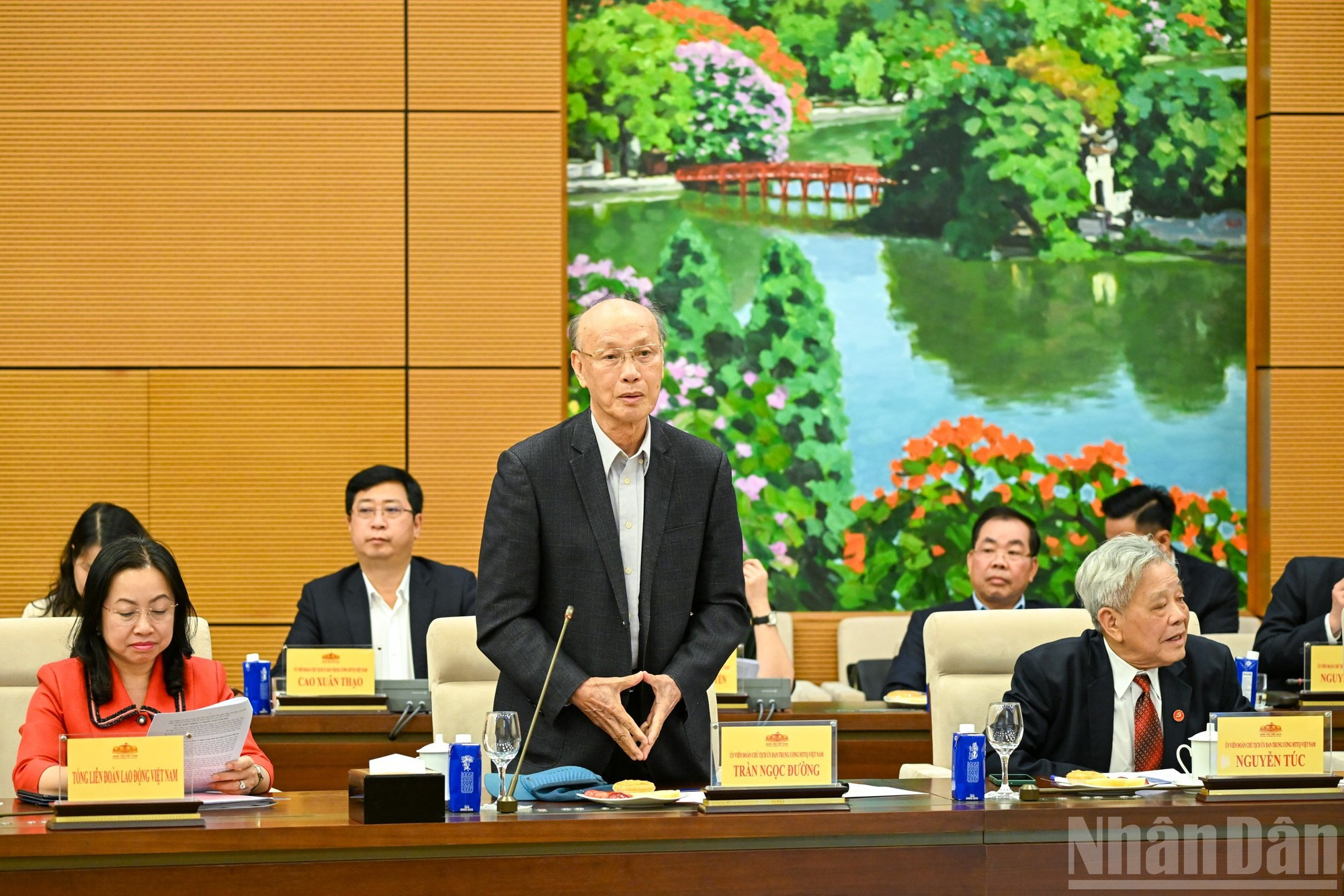 El profesor y doctor Tran Ngoc Duong da palabras.