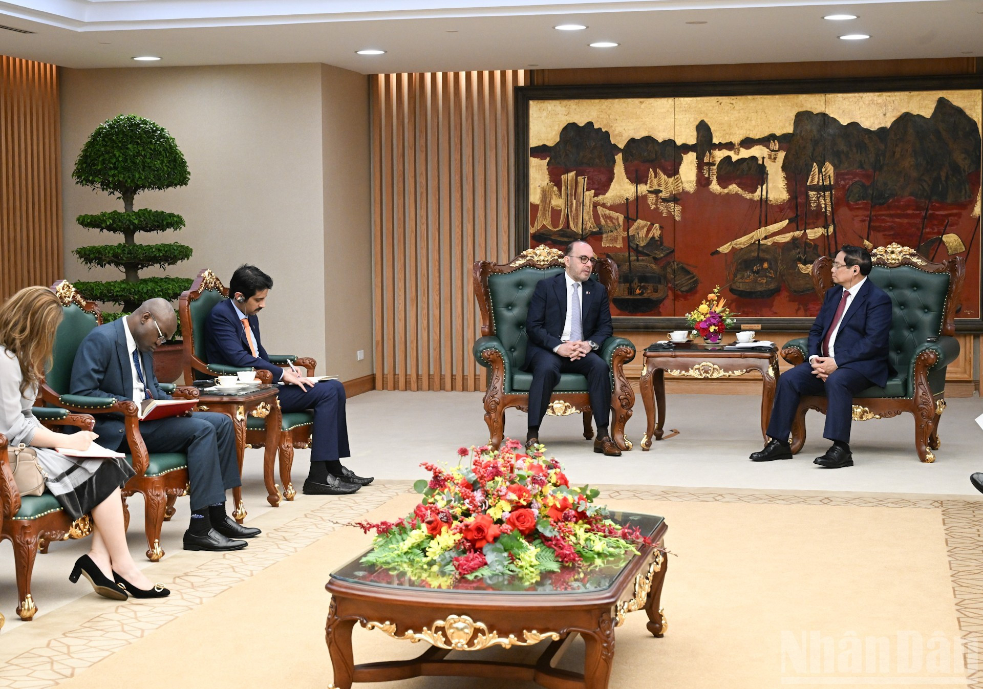 El embajador catarí y sus acompañantes a la cita.