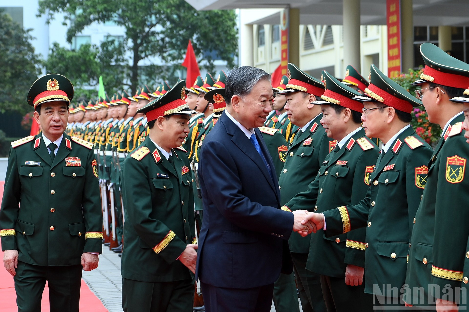 El líder partidista se reúne con dirigentes del Ministerio de Defensa y de la Academia Técnica Militar.