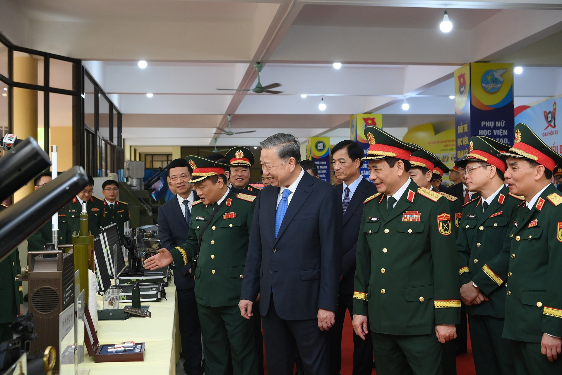 El líder partidista observa modelos e muestras de iniciativas de la academia.