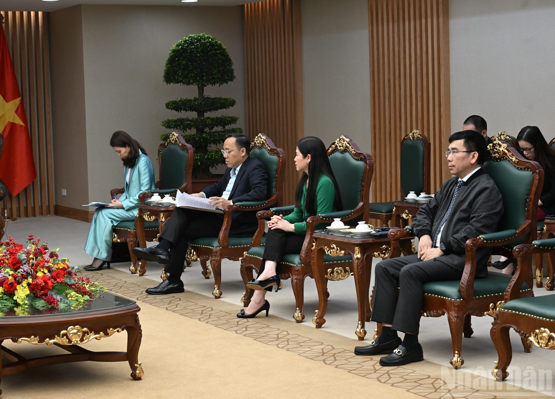 Representantes de ministerios y sectores vietnamitas en la reunión.