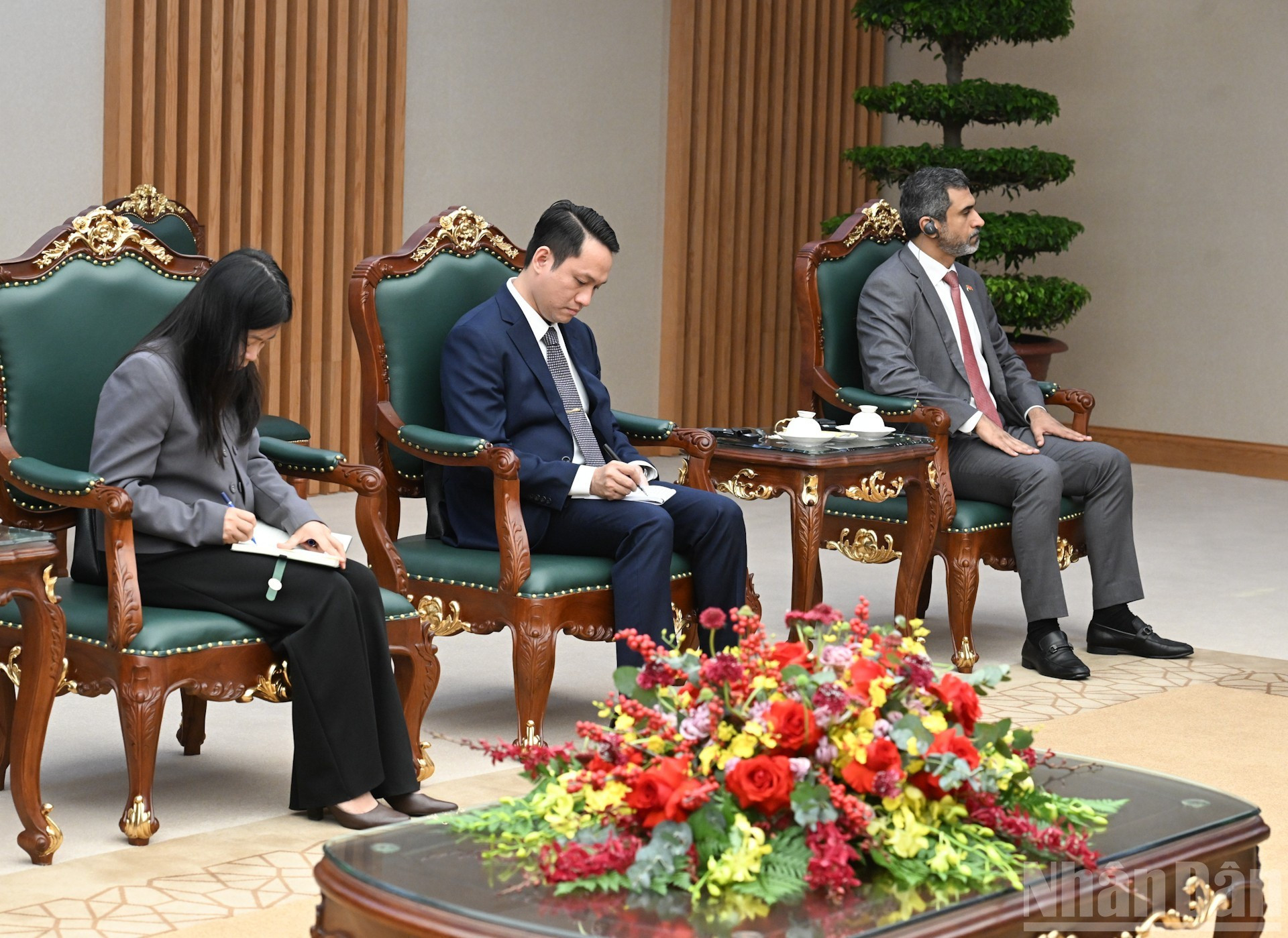 Acompañantes al jefe de la embajada emiratí.