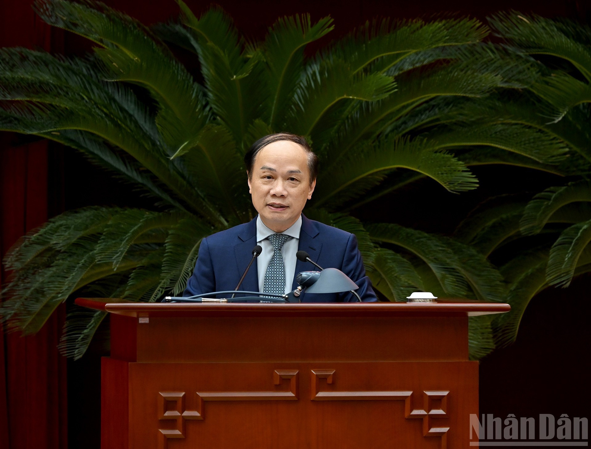 El subjefe permanente de la Comisión de Propaganda y Movilización de Masas del Comité Central del PCV, Pham Tat Thang, presenta una ponencia.