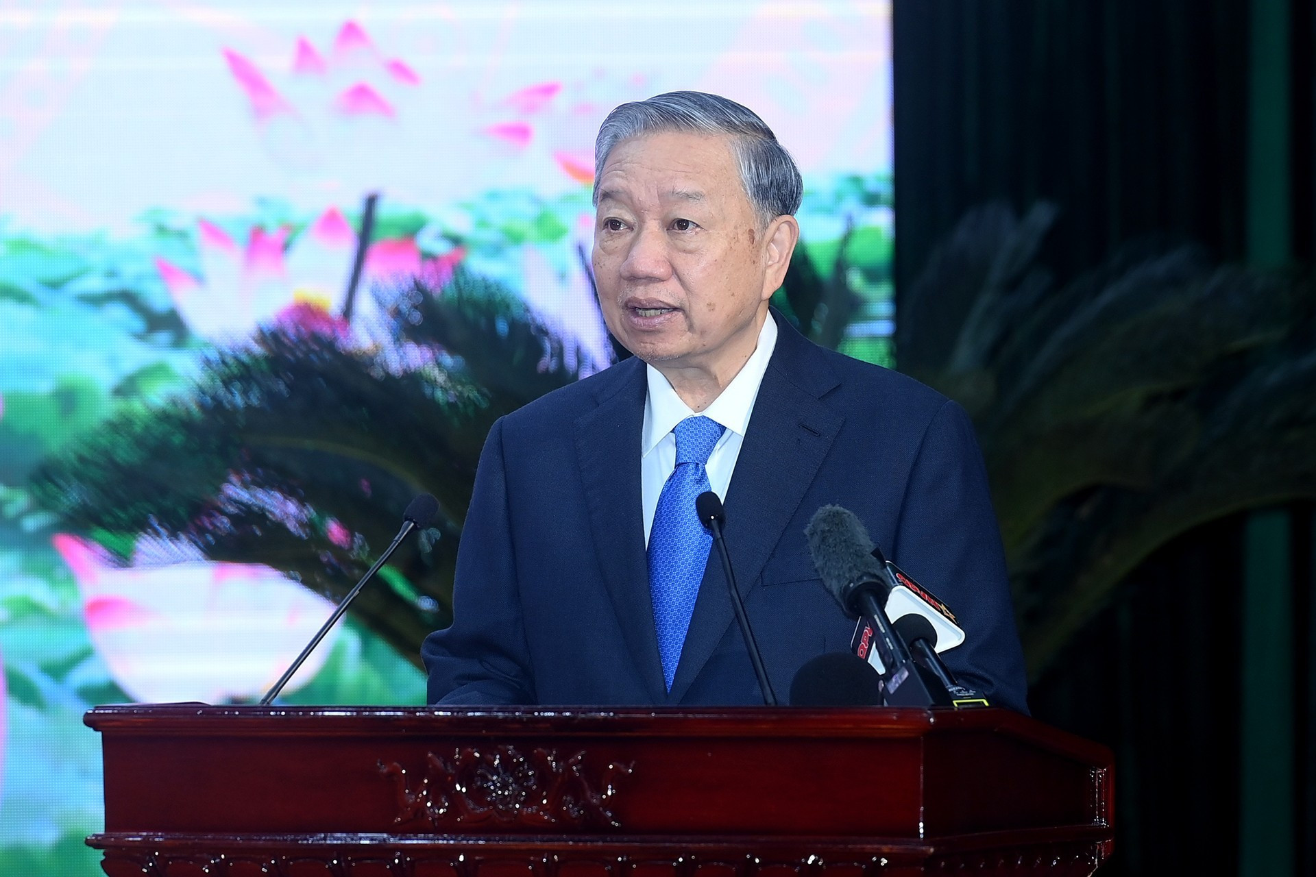 El secretario general del Partido Comunista de Vietnam, To Lam, quien también preside la Comisión Militar Central, da palabras.