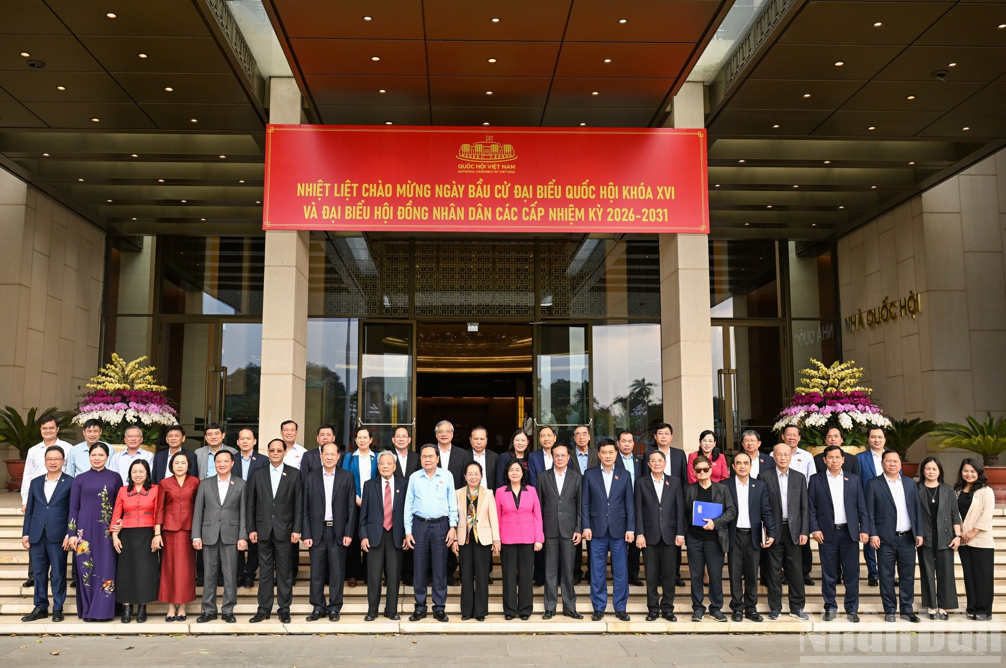 El presidente de la Asamblea Nacional, Tran Thanh Man, y la titular del Comité Central del Frente de la Patria de Vietnam, Bui Thi Minh Hoai, posan junto a los delegados a la conferencia.