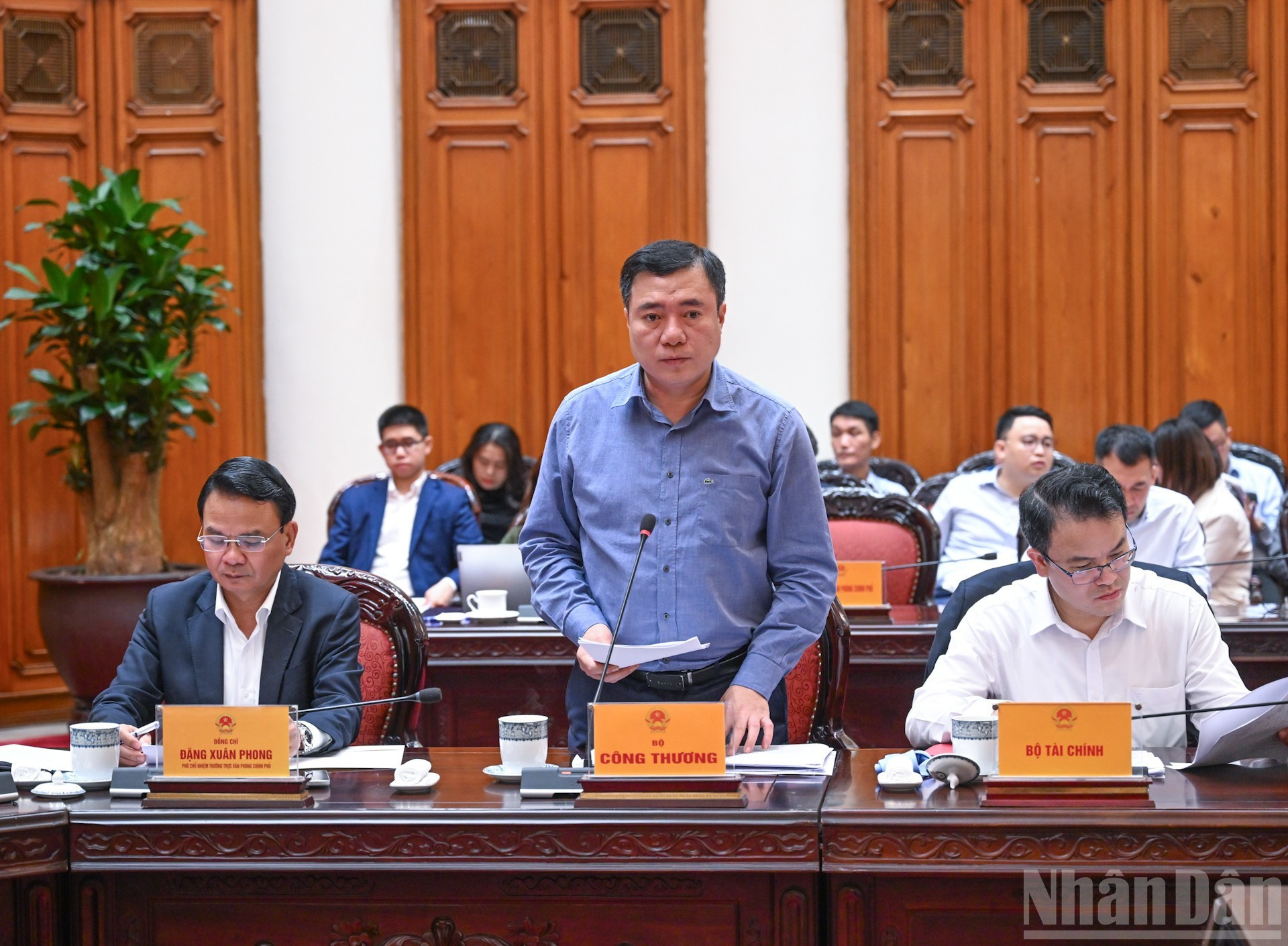 El viceministro de Industria y Comercio Nguyen Sinh Nhat Tan aporta opiniones.