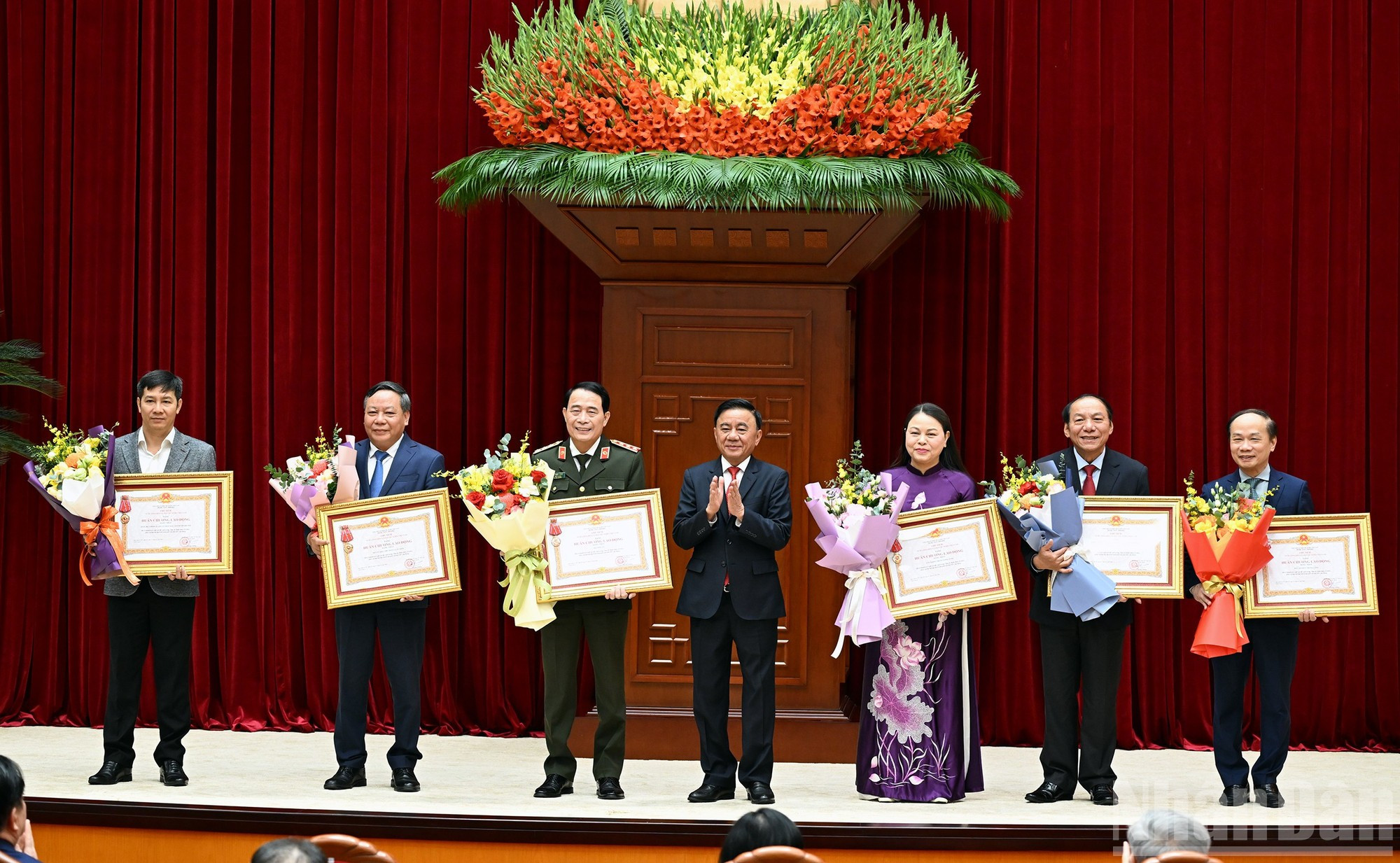 El integrante del Buró Político y miembro permanente del Secretariado del Comité Central del Partido Comunista de Vietnam, Tran Cam Tu, entrega la Orden del Trabajo de Primera Clase a las agencias con aportes excepcionales a la labor de asesoría, organización y servicio durante el XIV Congreso Nacional del Partido. 