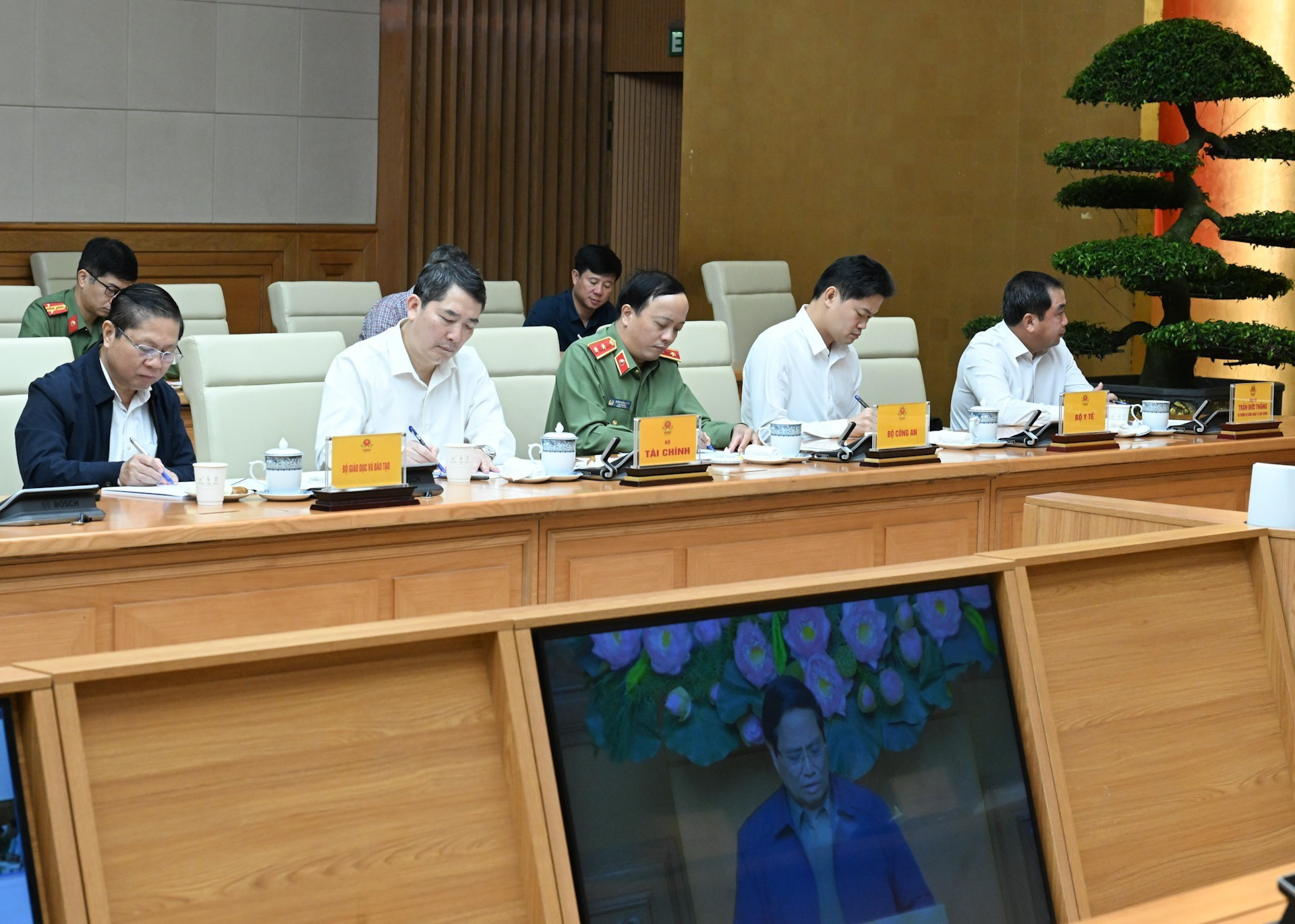 Escena de la reunión en Hanói. Escena de la reunión en Hanói.