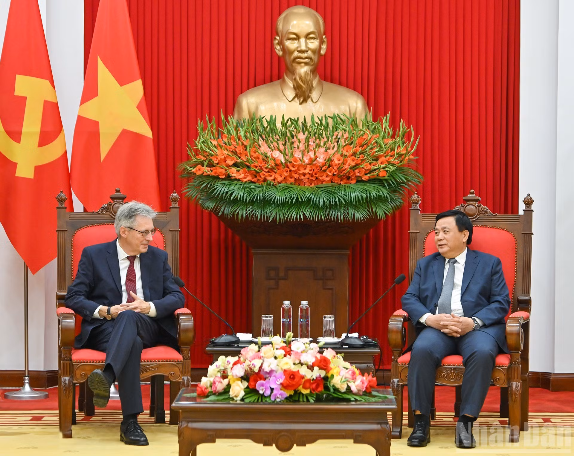 Xuan Thang sostiene una reunión de cortesía con Achim Post antes del coloquio.
