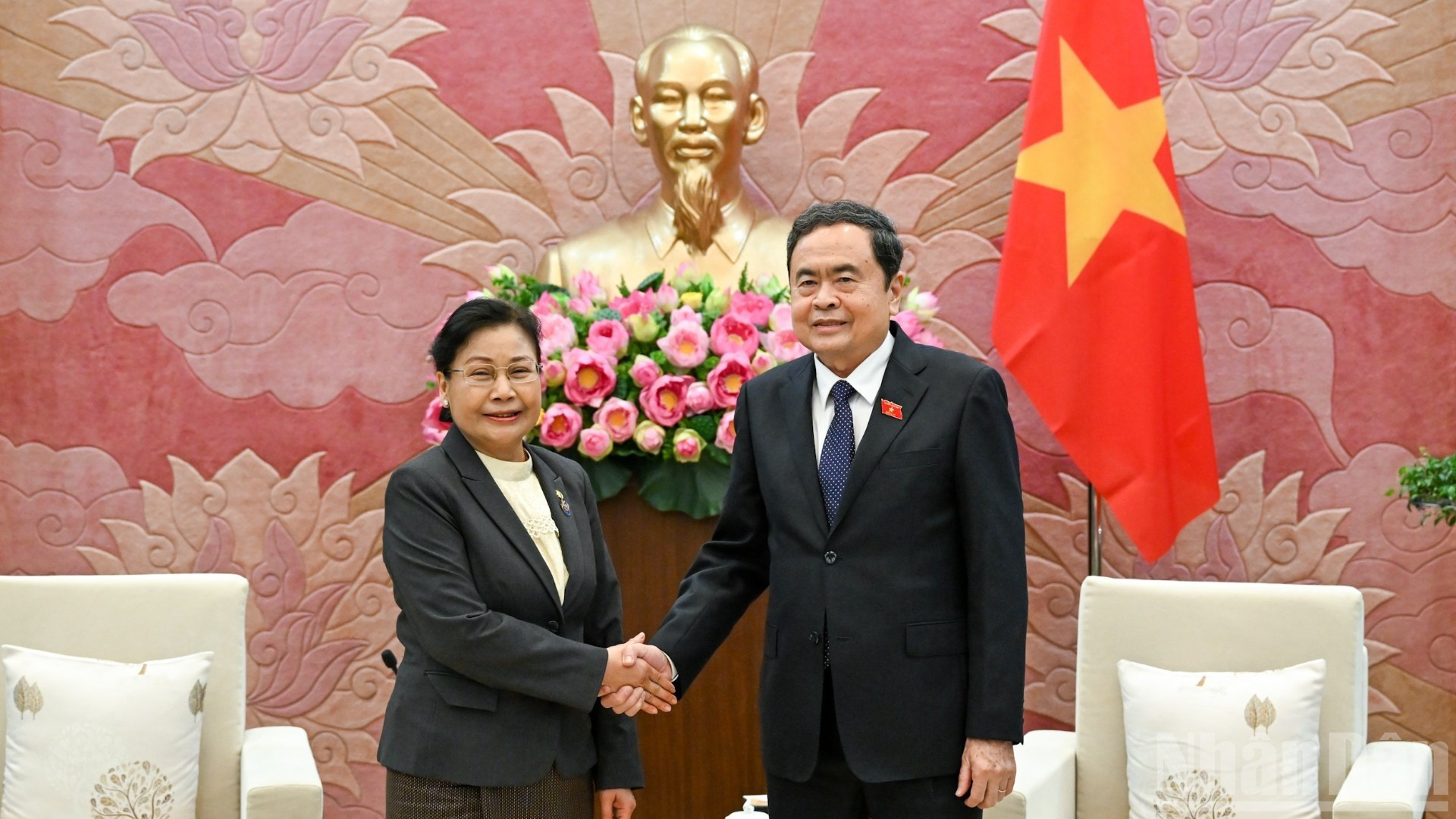 [Foto] Jefe del Legislativo vietnamita recibe a presidenta de Tribunal Popular Supremo de Laos