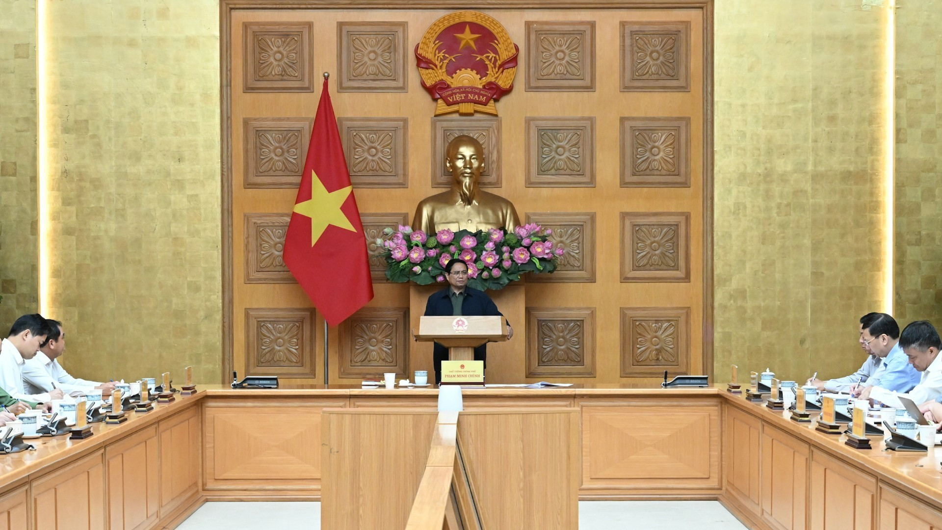 [Foto] Premier vietnamita dirige discusión para mitigar consecuencias de lluvias e inundaciones en región central