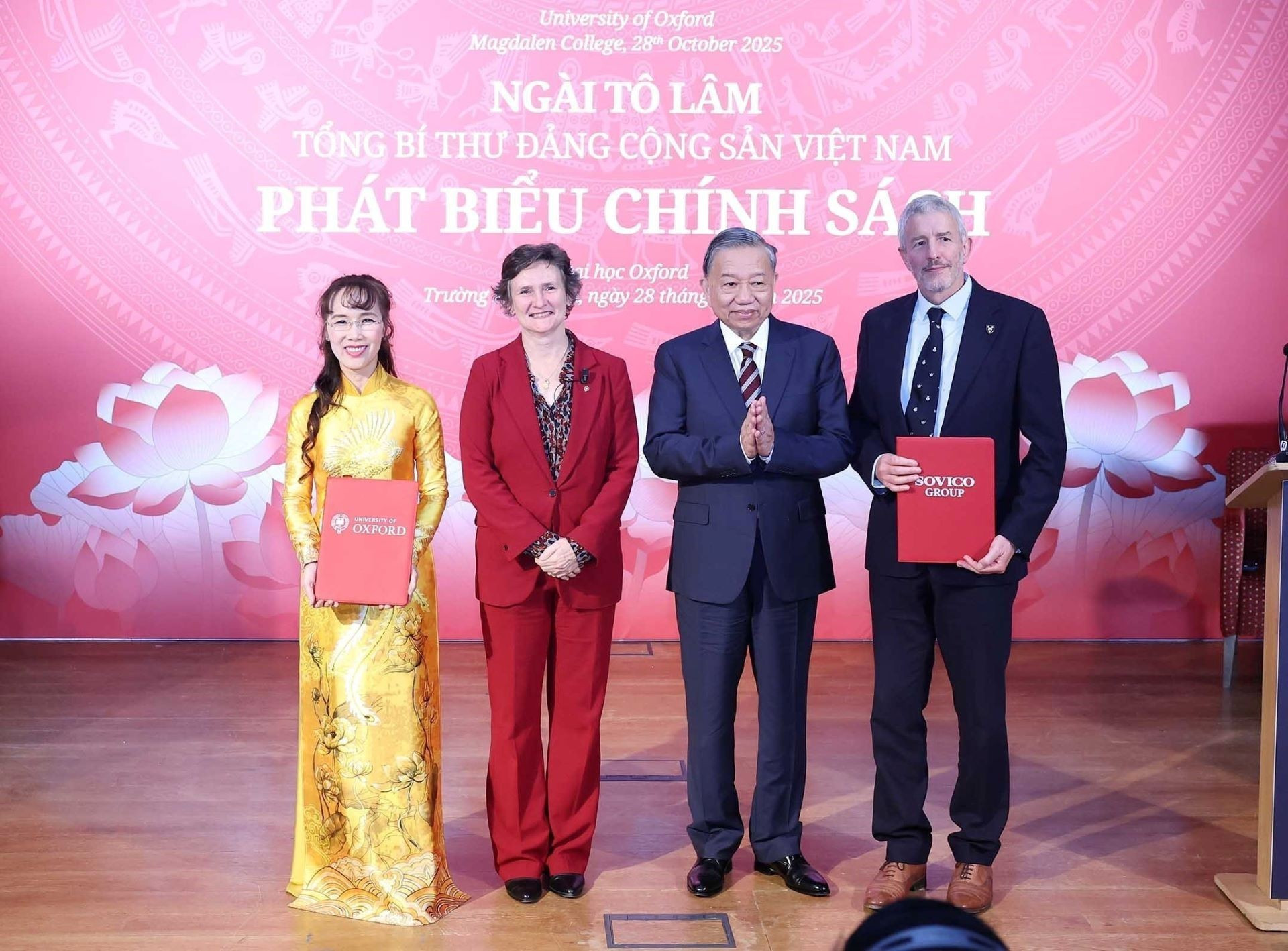 El secretario general del Partido Comunista de Vietnam, To Lam, presencia el lanzamiento del Fondo de Becas Oxford Pioneer, una iniciativa conjunta entre el Grupo Sovico y la Universidad de Oxford. El secretario general del Partido Comunista de Vietnam, To Lam, presencia el lanzamiento del Fondo de Becas Oxford Pioneer, una iniciativa conjunta entre el Grupo Sovico y la Universidad de Oxford.
