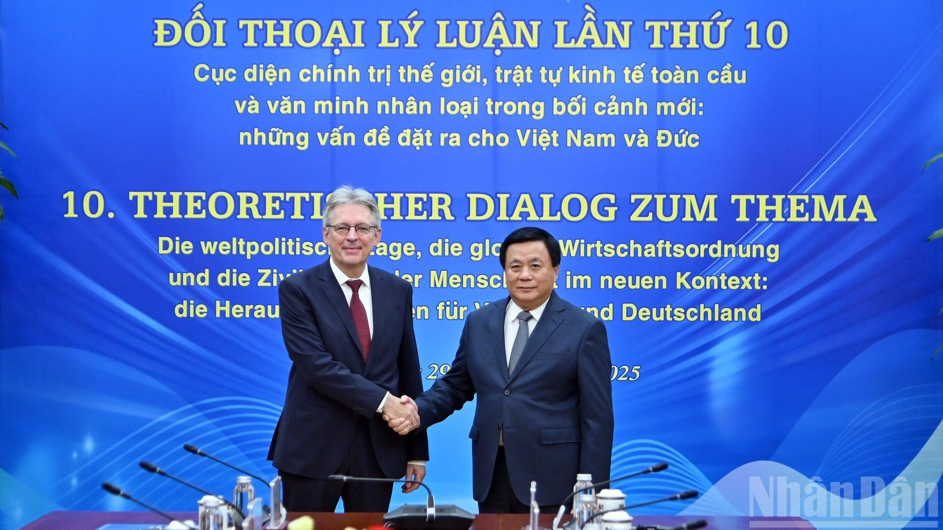 El jefe de la delegación del Partido Comunista de Vietnam, Nguyen Xuan Thang (derecha), y el jefe de la delegación del Partido Socialdemócrata de Alemania, Achim Post.