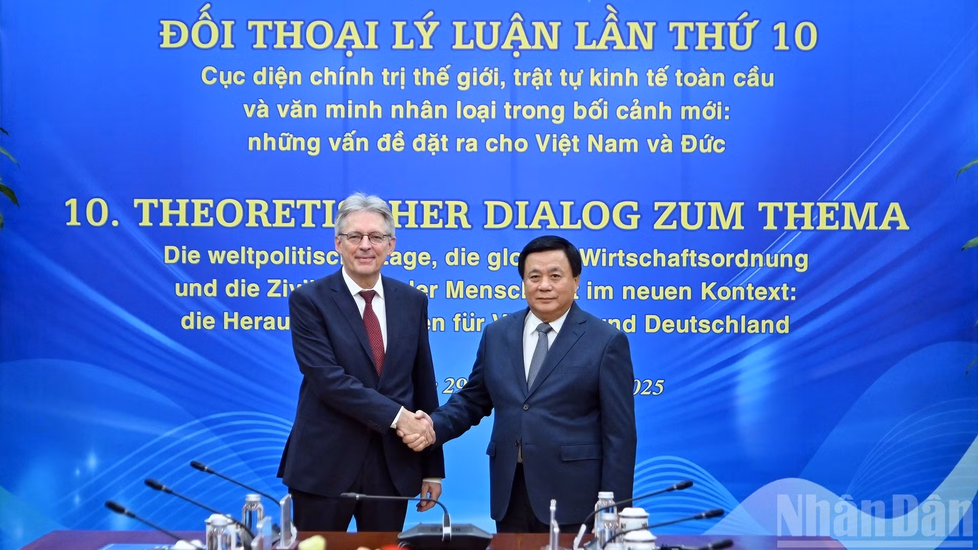 El jefe de la delegación del Partido Comunista de Vietnam, Nguyen Xuan Thang (derecha), y el jefe de la delegación del Partido Socialdemócrata de Alemania, Achim Post.