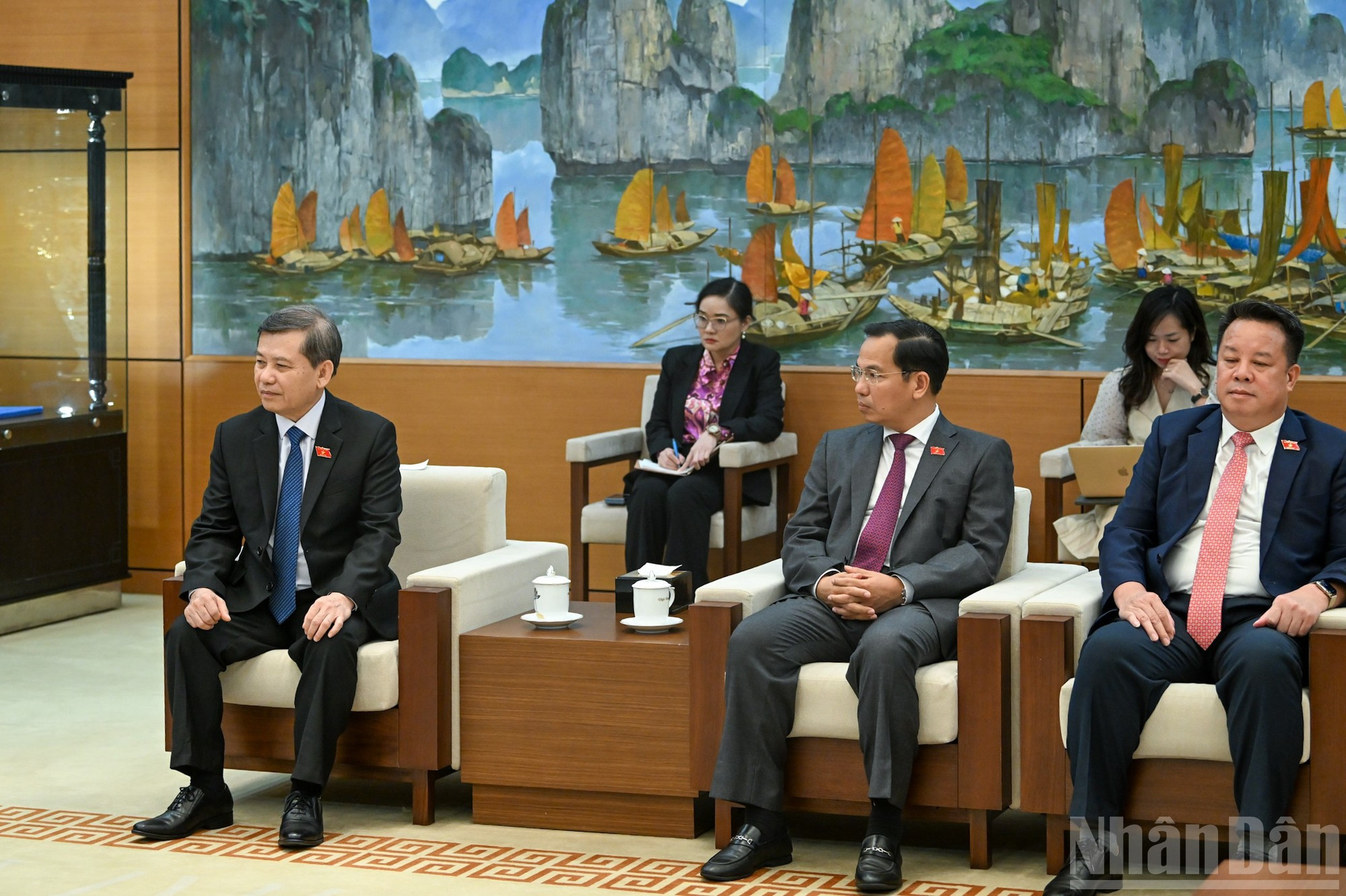 El presidente del Tribunal Popular Supremo de Vietnam, Le Minh Tri (primero a la izquierda), y delegados vietnamitas en la cita.