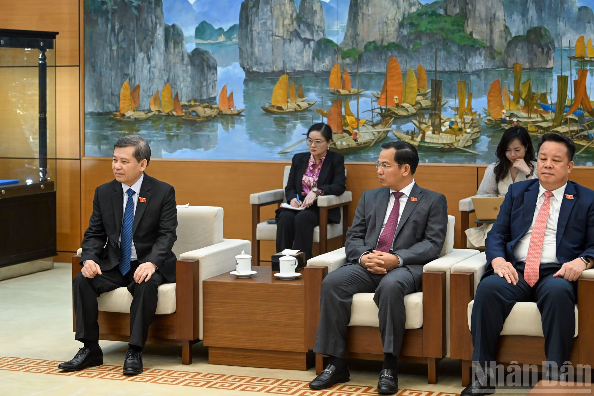 El presidente del Tribunal Popular Supremo de Vietnam, Le Minh Tri (primero a la izquierda), y delegados vietnamitas en la cita.