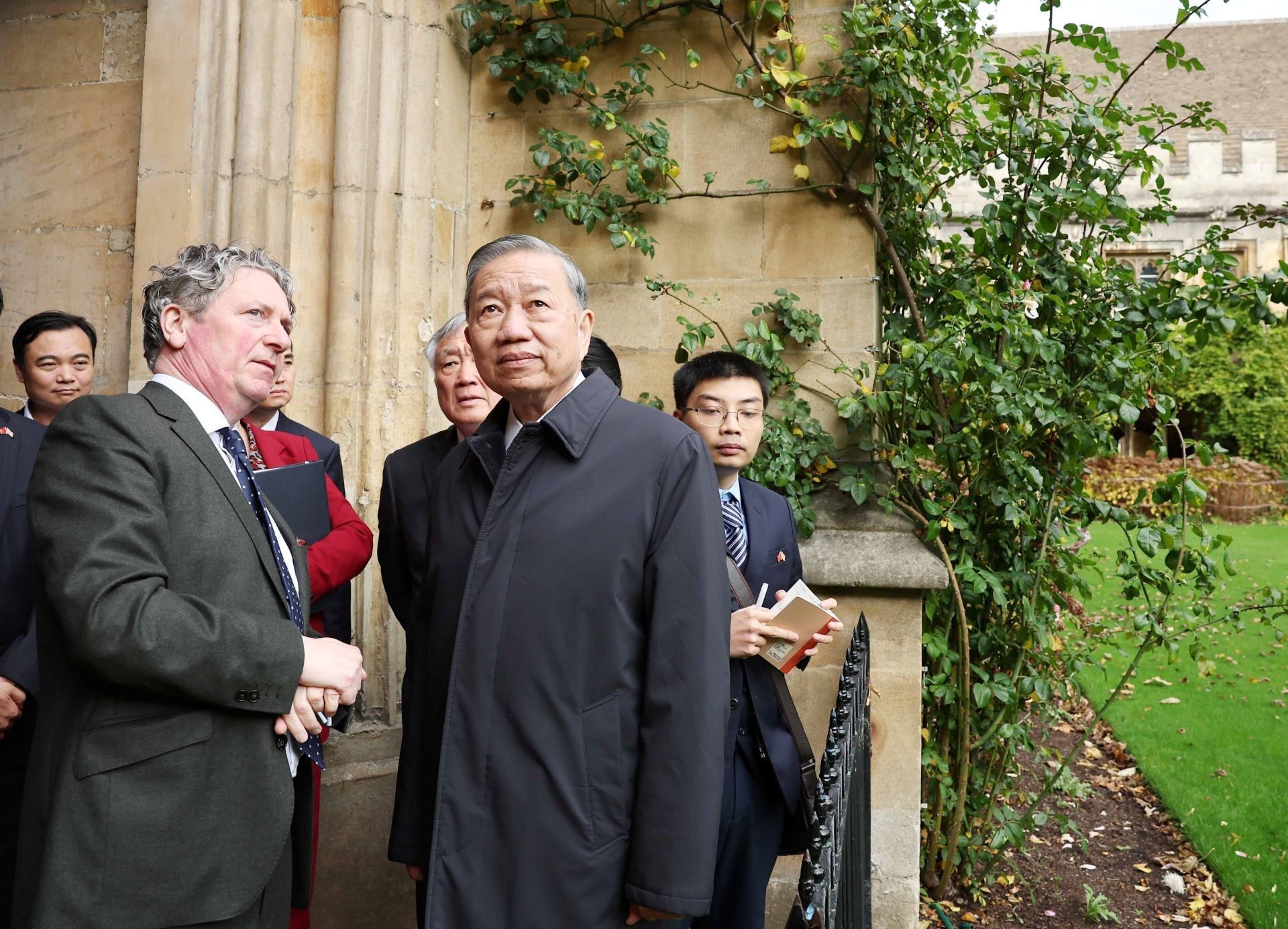 El secretario general del Partido Comunista de Vietnam, To Lam, llega a la Universidad de Oxford. El secretario general del Partido Comunista de Vietnam, To Lam, llega a la Universidad de Oxford.