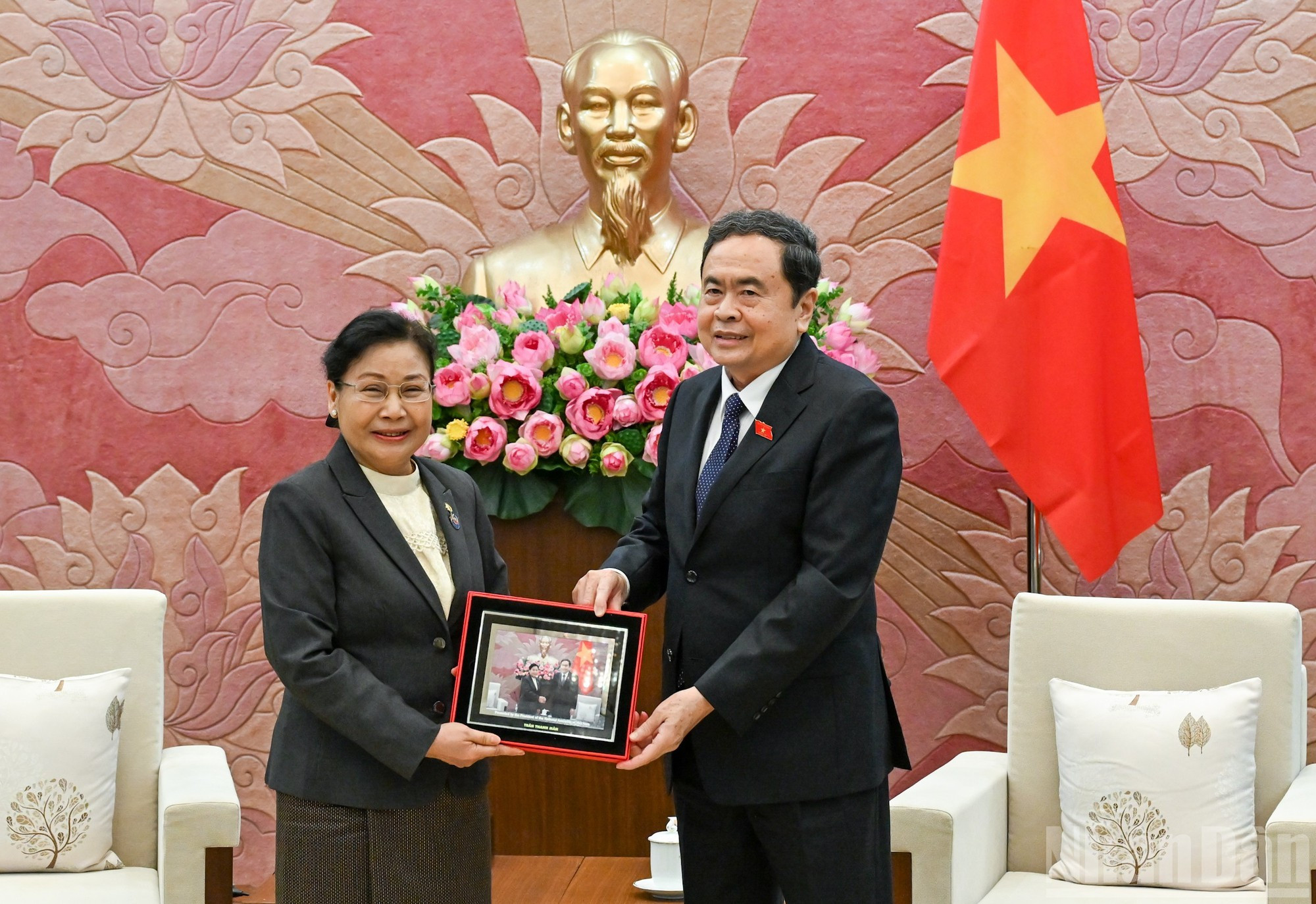 La visitante laosiana recibe un recuerdo del máximo legislador anfitrión.
