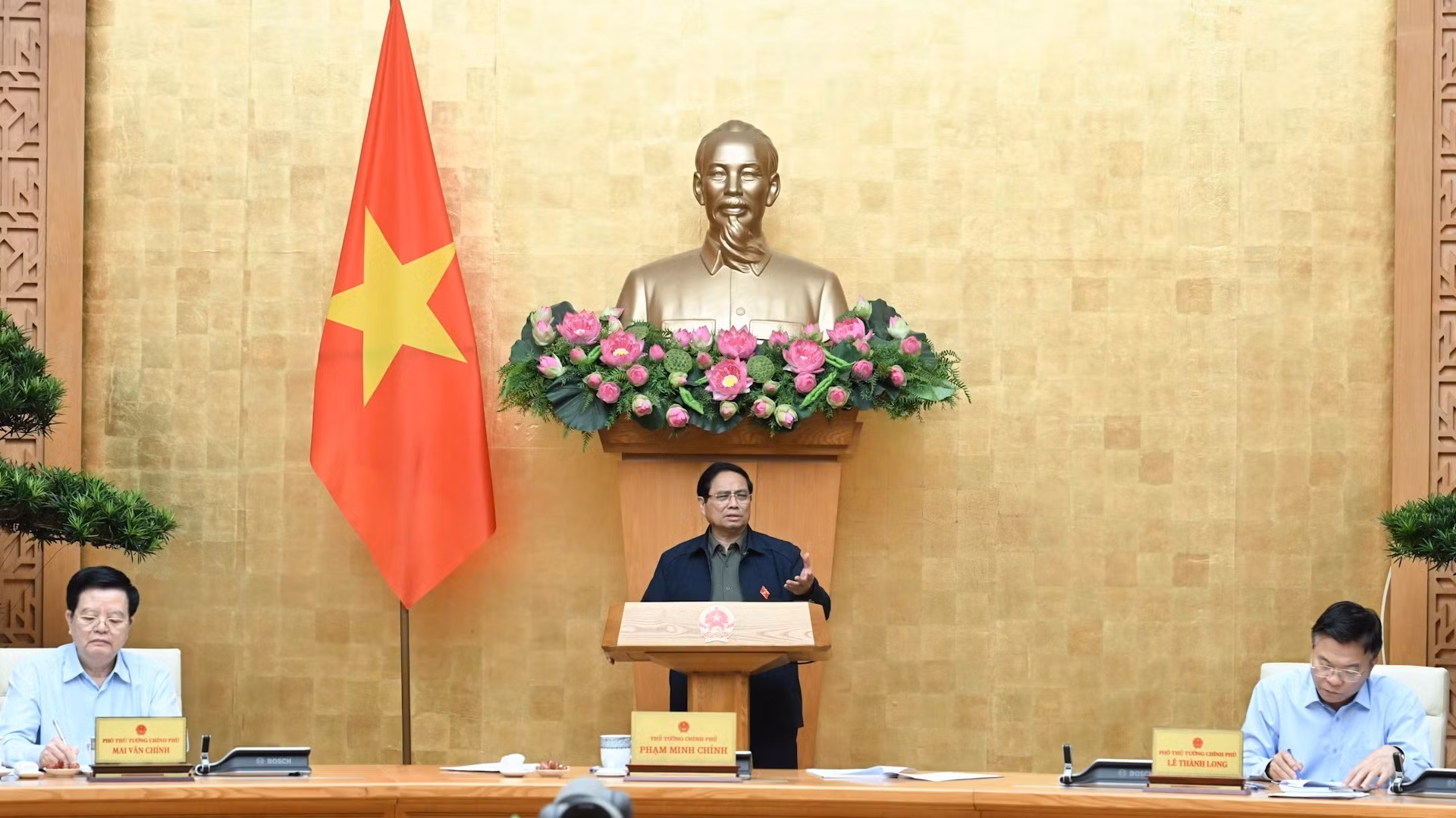 [Foto] Premier vietnamita preside evaluación sobre modelo de gobierno local de dos niveles