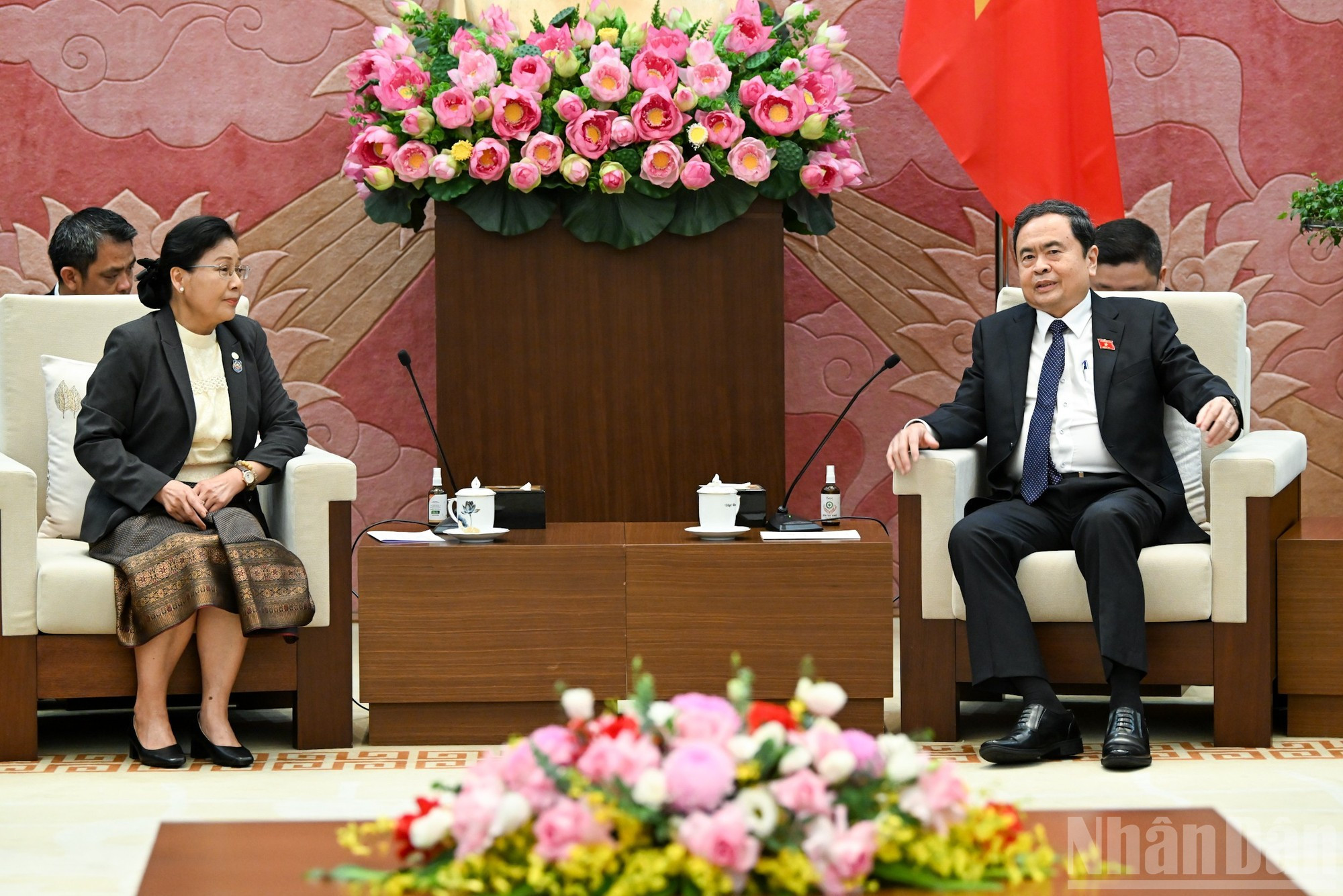 El presidente de la Asamblea Nacional de Vietnam, Tran Thanh Man, conversa con la presidenta del Tribunal Popular Supremo de Laos, Vienthong Siphandone.
