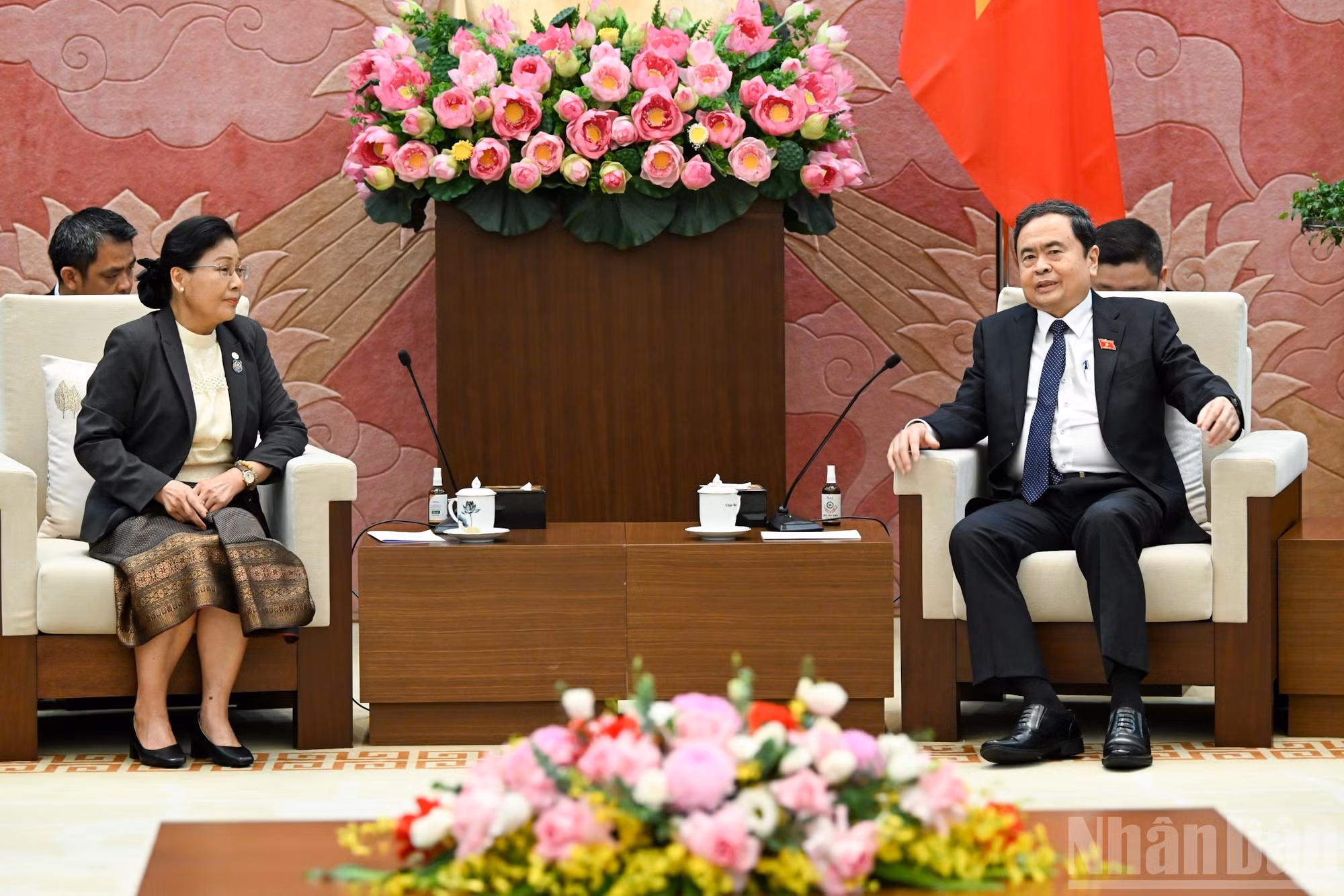 El presidente de la Asamblea Nacional de Vietnam, Tran Thanh Man, conversa con la presidenta del Tribunal Popular Supremo de Laos, Vienthong Siphandone.