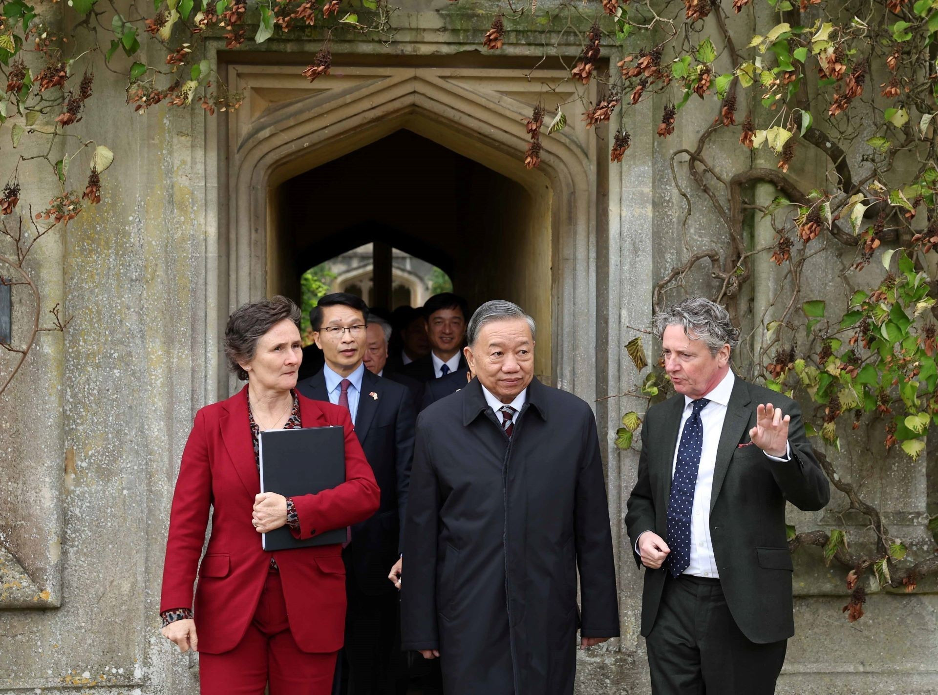 El secretario general del Partido Comunista de Vietnam, To Lam, llega a la Universidad de Oxford. El secretario general del Partido Comunista de Vietnam, To Lam, llega a la Universidad de Oxford.