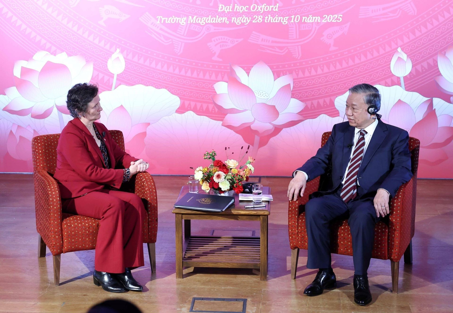 El líder partidista de Vietnam conversa con la vicerrectora de la Universidad de Oxford, Irene Tracey. El líder partidista de Vietnam conversa con la vicerrectora de la Universidad de Oxford, Irene Tracey.