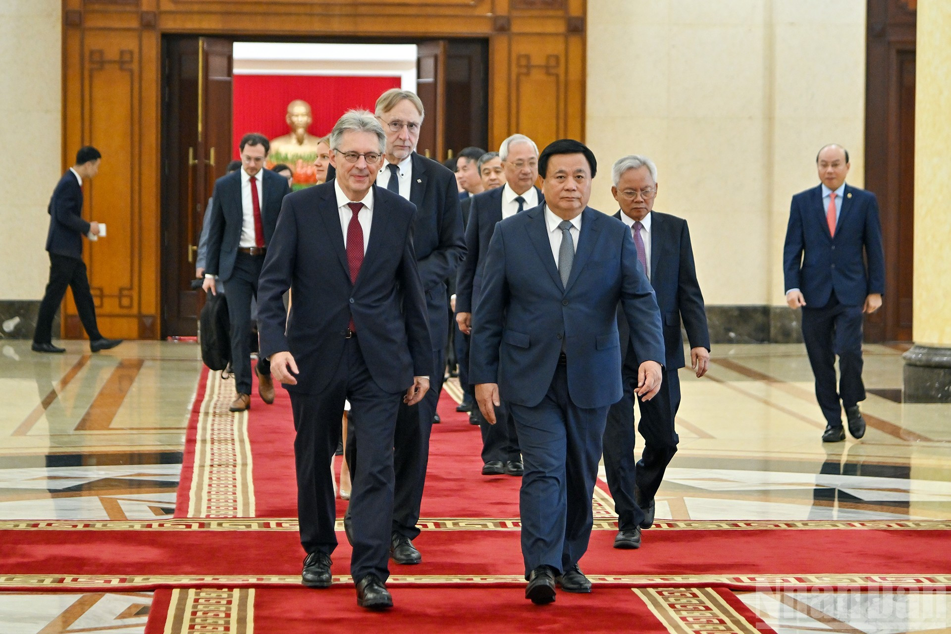 Los delegados del PCV y del SPD avanzan a la sala de reuniones. Los delegados del PCV y del SPD avanzan a la sala de reuniones.