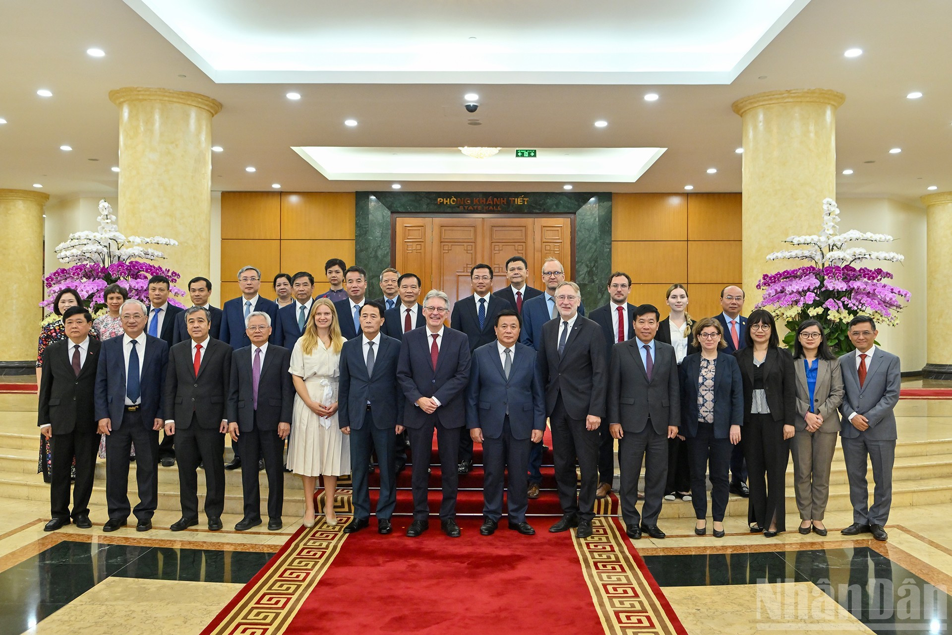 Las dos delegaciones posan para fotos. Las dos delegaciones posan para fotos.