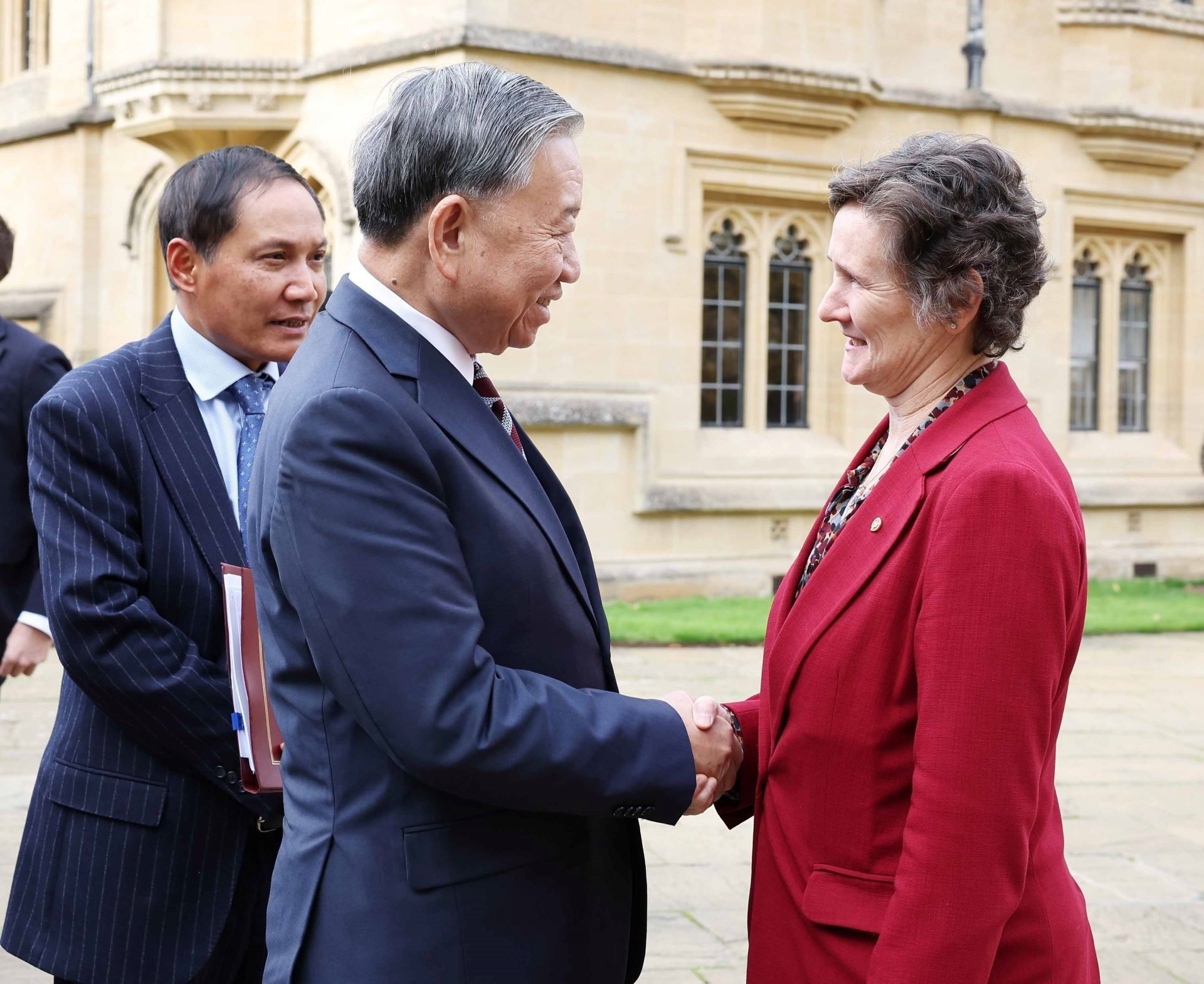 El secretario general del Partido Comunista de Vietnam, To Lam, y la vicerrectora de la Universidad de Oxford, Irene Tracey. El secretario general del Partido Comunista de Vietnam, To Lam, y la vicerrectora de la Universidad de Oxford, Irene Tracey.
