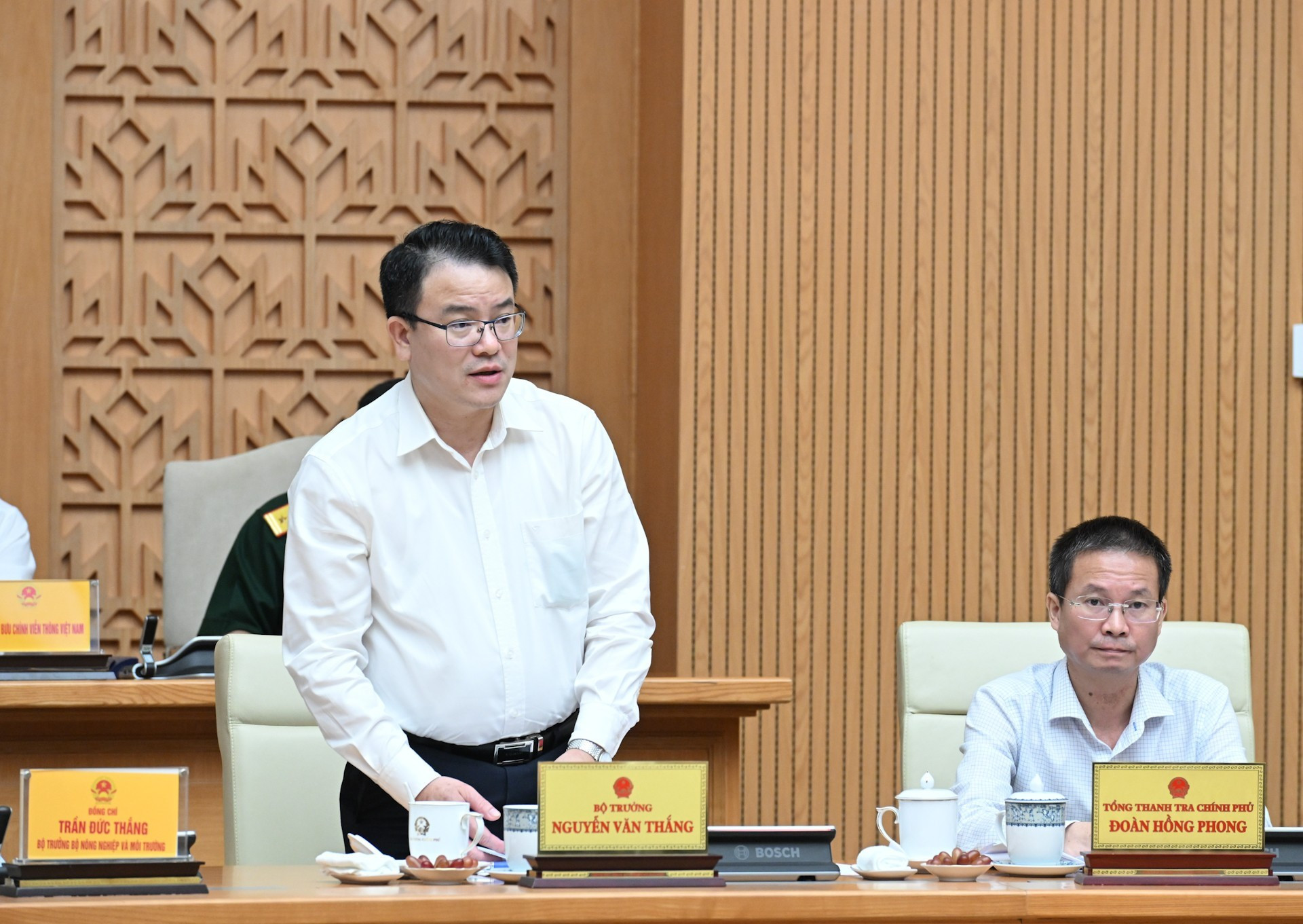 El viceministro de Finanzas Tran Quang Phuong tiene la palabra. El viceministro de Finanzas Tran Quang Phuong tiene la palabra.