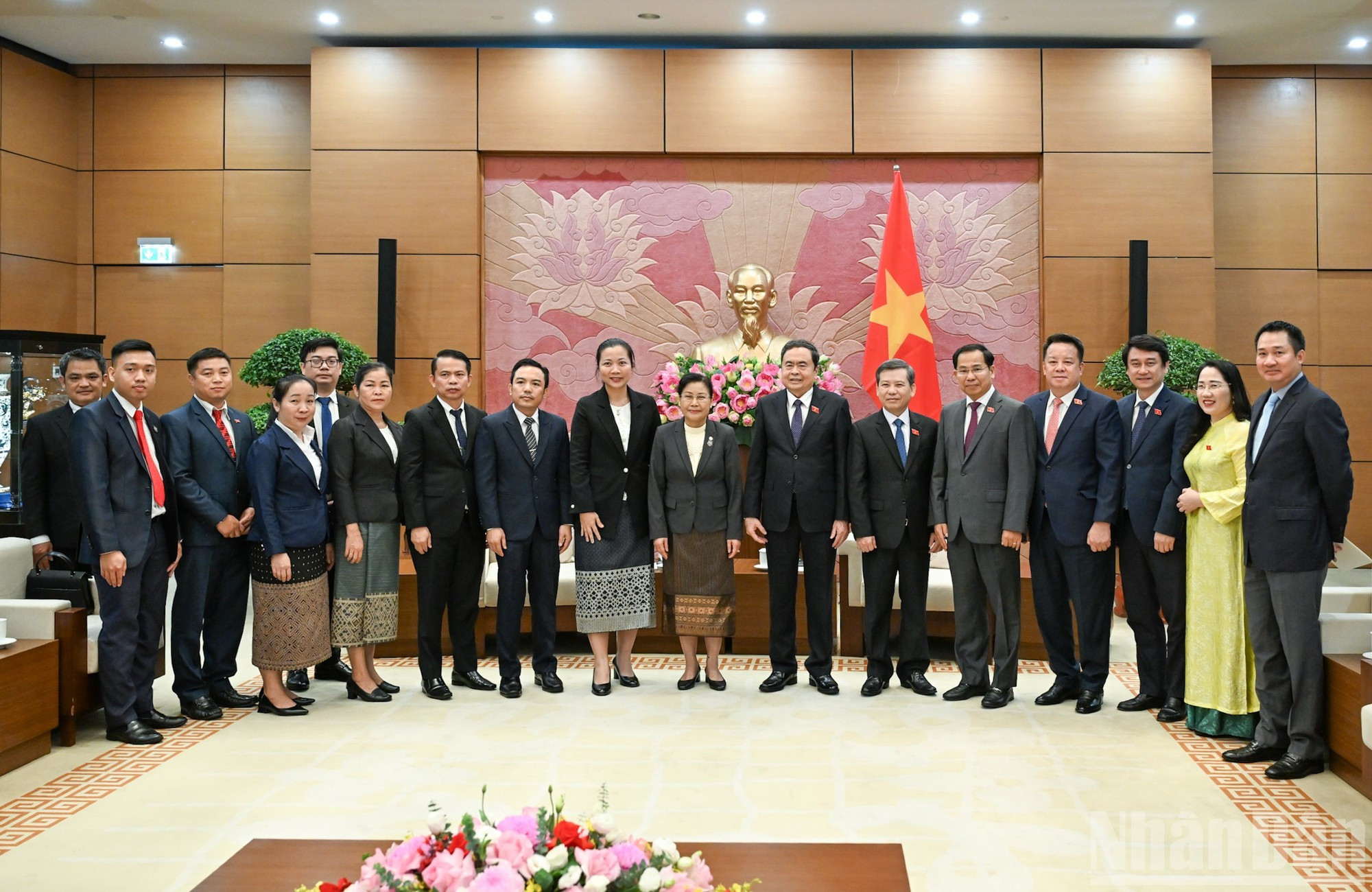 Delegados de los dos países se toman fotos.