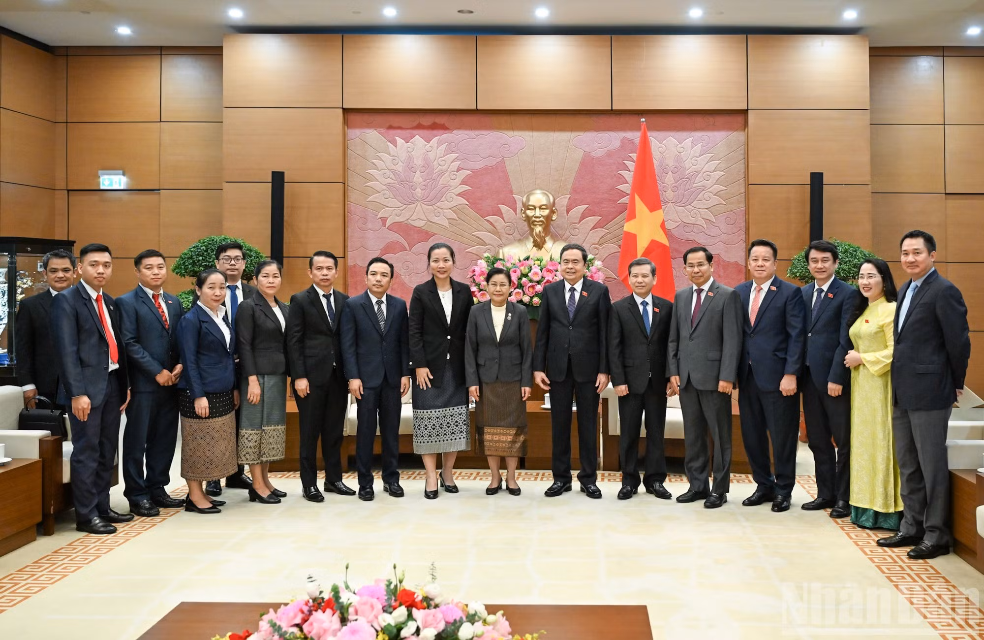 Delegados de los dos países se toman fotos.
